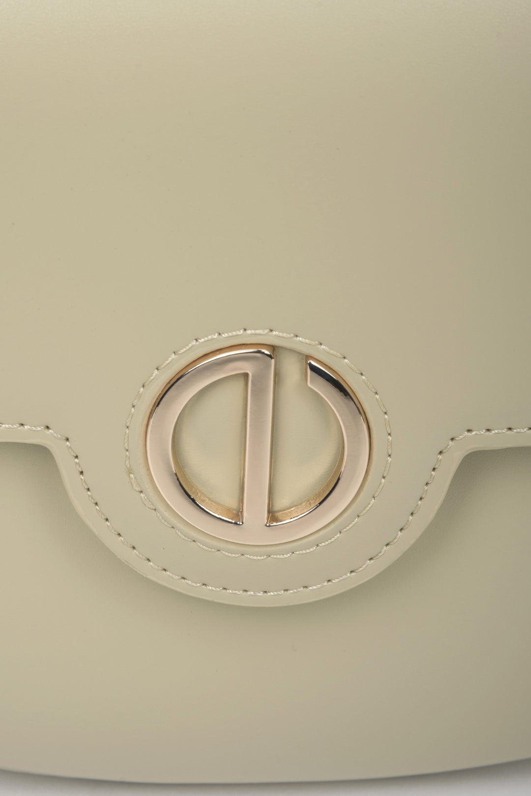 Beige Damen-Umhängetasche von Estro – Nahaufnahme der Details.