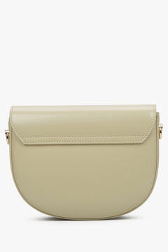Damenhandtasche in der Farbe Beige von Estro – Rückseite des Modells.