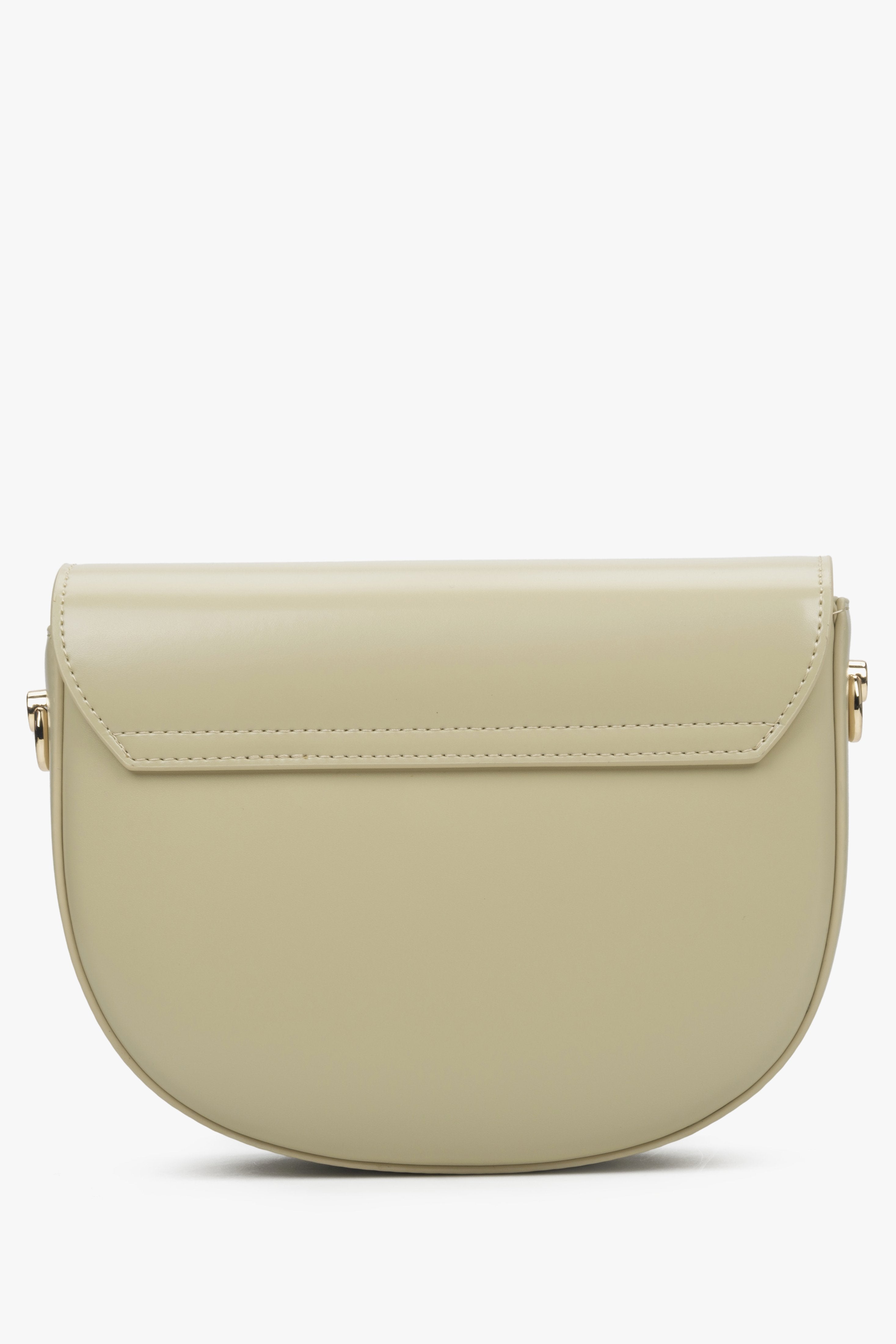 Damenhandtasche in der Farbe Beige von Estro – Rückseite des Modells.