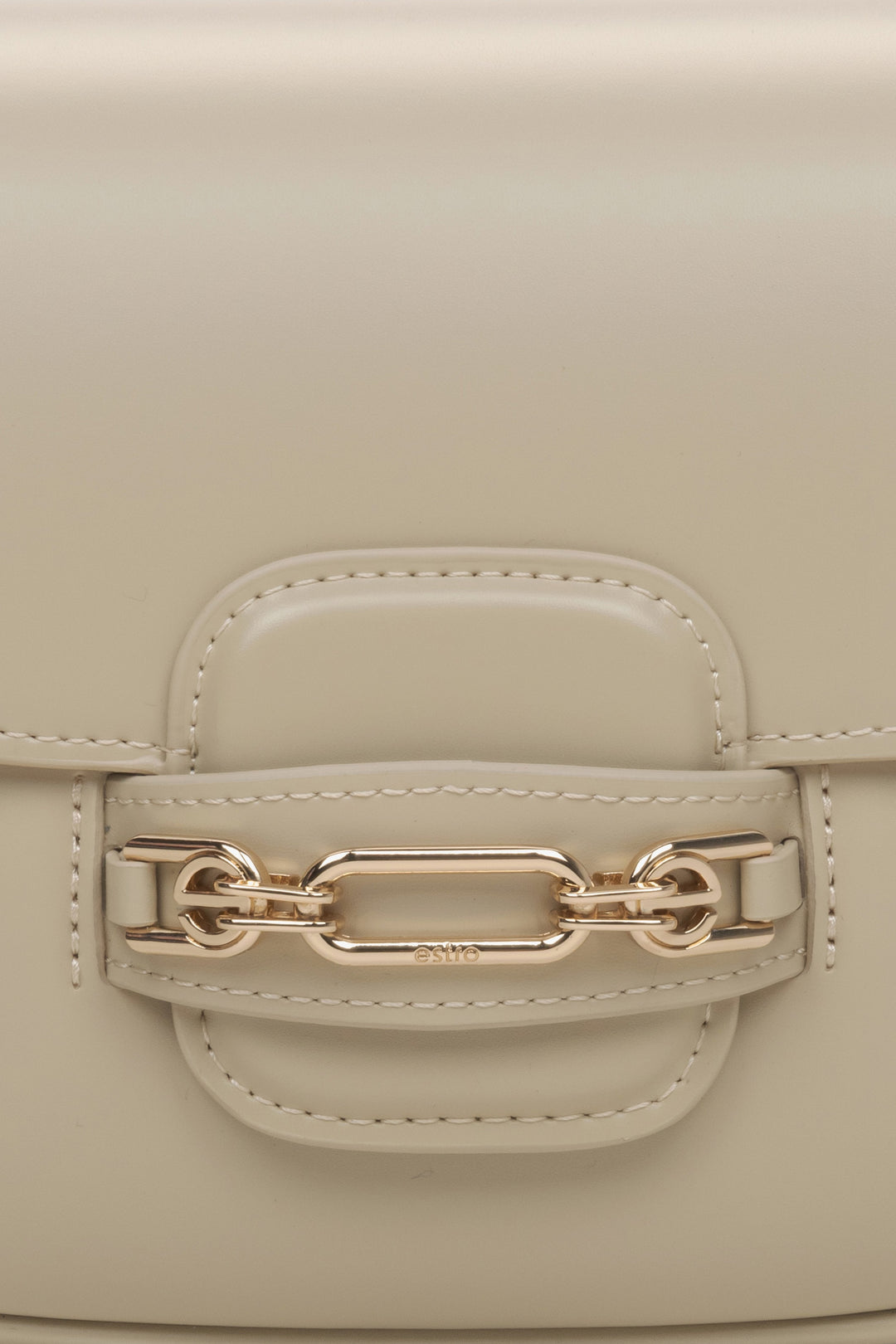 Beige Damen-Lederhandtasche – Nahaufnahme eines Details.