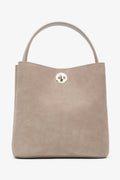 Beige Damen-Schultertasche aus Velours mit goldenen Details Frontalansicht.