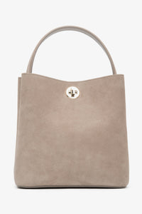 Beige Damen-Schultertasche aus Velours mit goldenen Details Frontalansicht.