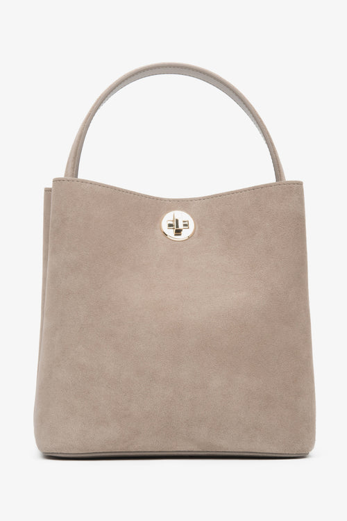 Beige Damen-Schultertasche aus Velours mit goldenen Details Frontalansicht.