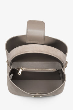 Innenansicht der beige Schultertasche mit echtem Lederfutter.