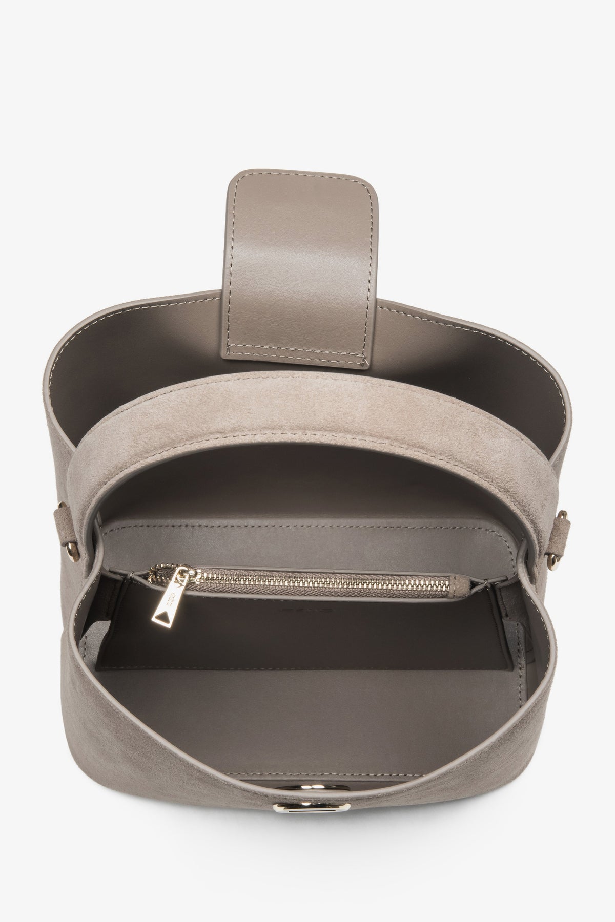 Innenansicht der beige Schultertasche mit echtem Lederfutter.