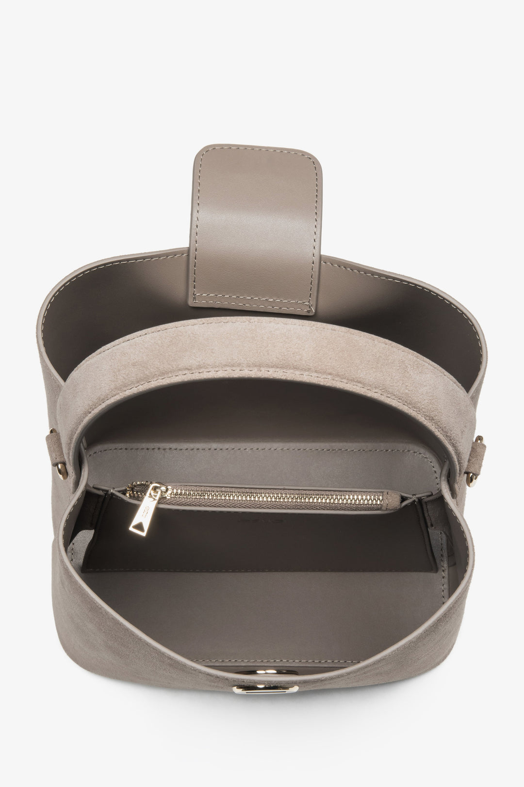 Innenansicht der beige Schultertasche mit echtem Lederfutter.