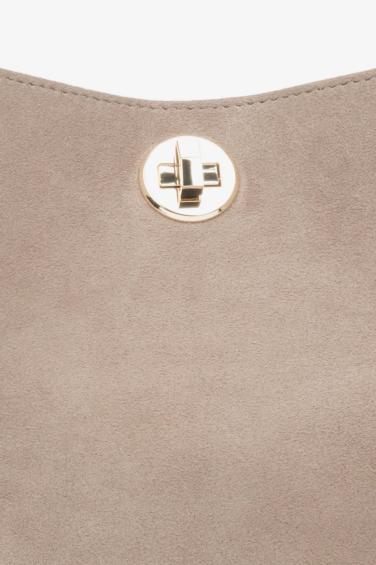 Ein Detailfoto des Verschlusses einer beigefarbenen Damenhandtasche von Estro