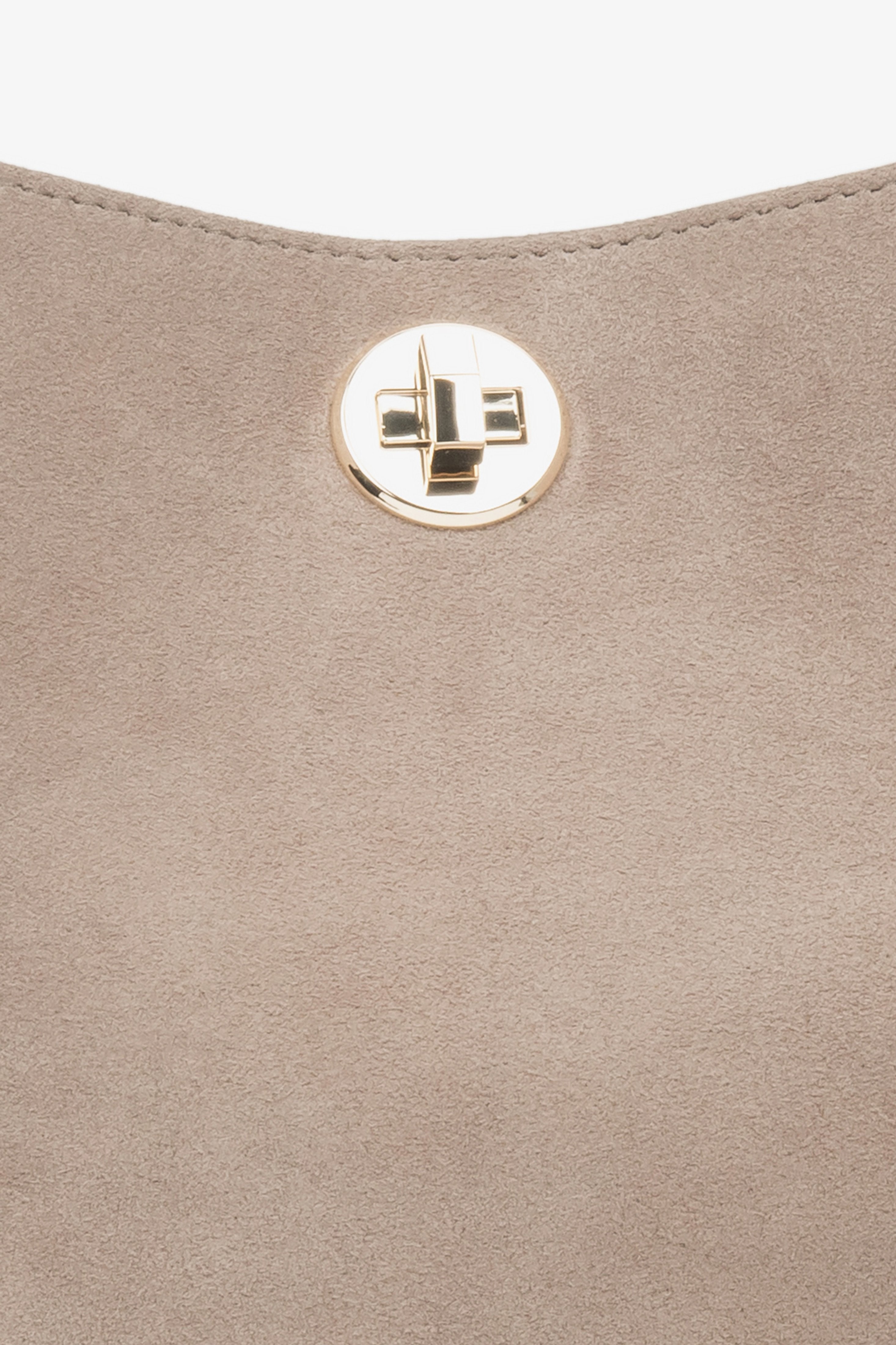 Ein Detailfoto des Verschlusses einer beigefarbenen Damenhandtasche von Estro