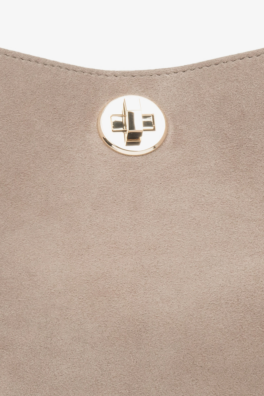 Ein Detailfoto des Verschlusses einer beigefarbenen Damenhandtasche von Estro