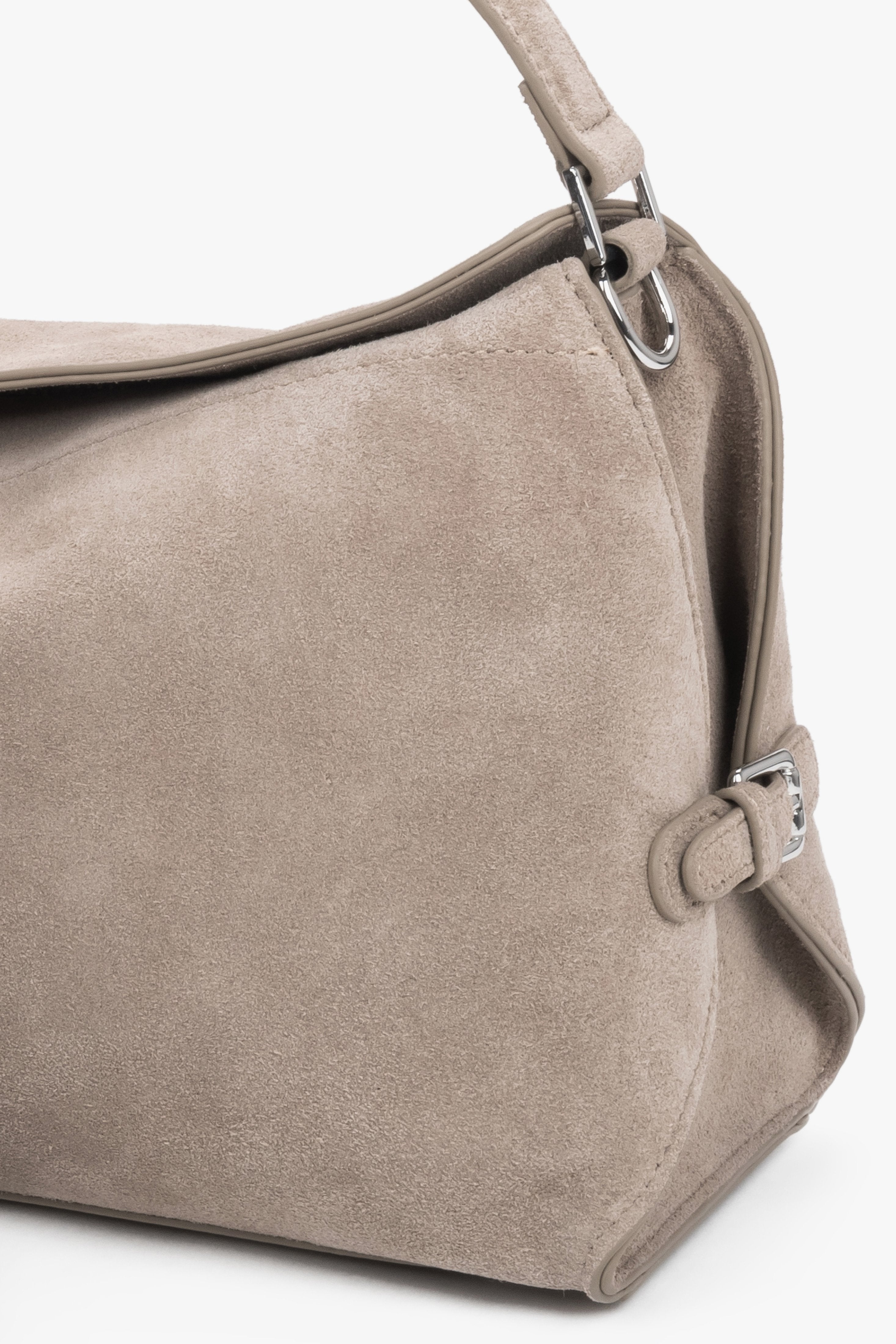 Detailansicht beiger Velours-Schultertasche mit silberfarbenem Beschlag