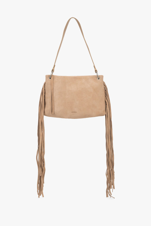 Seitenansicht der beigen Wildledertasche mit Fransen und Schultergurt