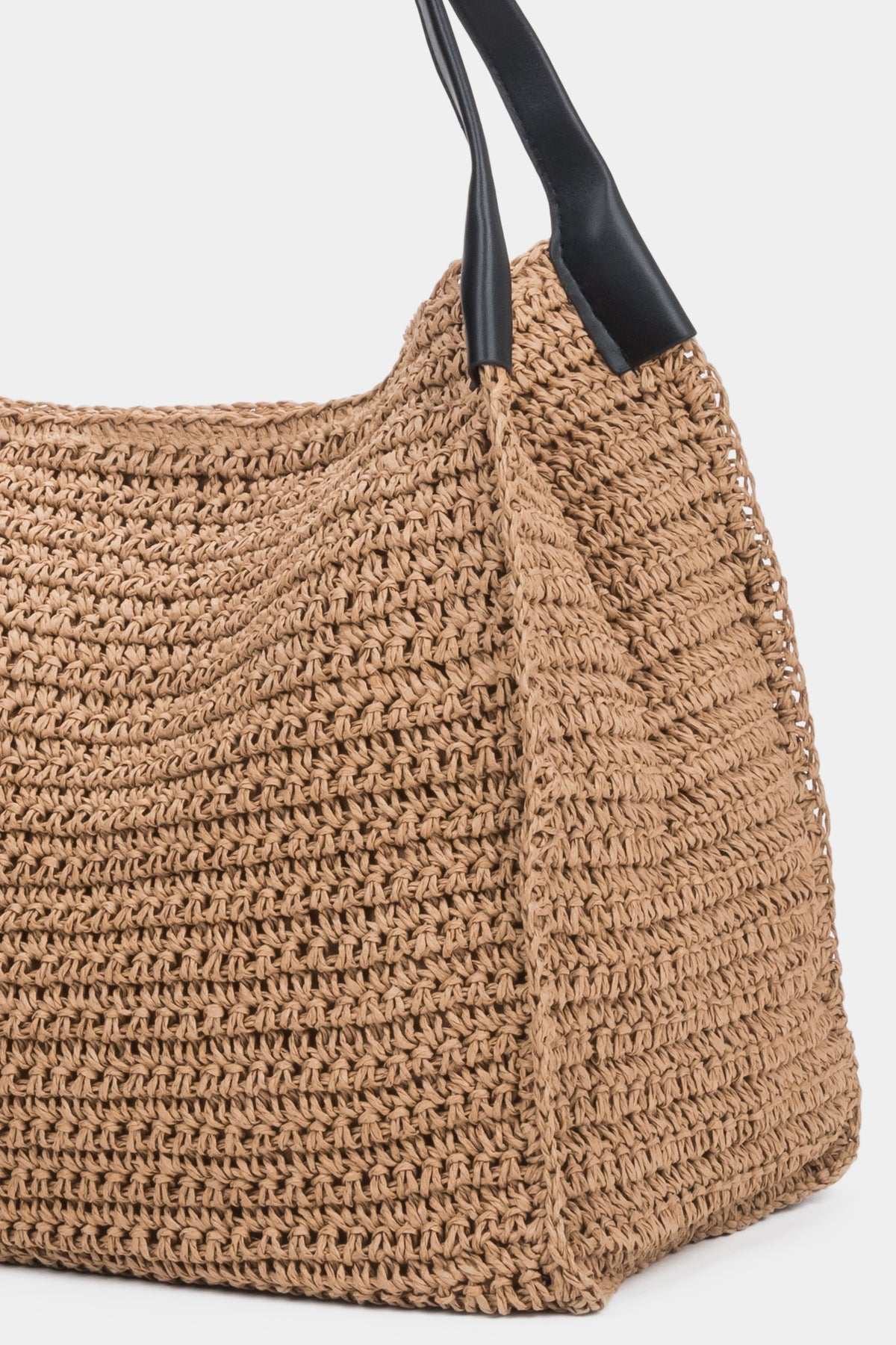 Detailansicht beiger Stroh-Shopper-Tasche mit schwarzem Henkel und Flechtstruktur