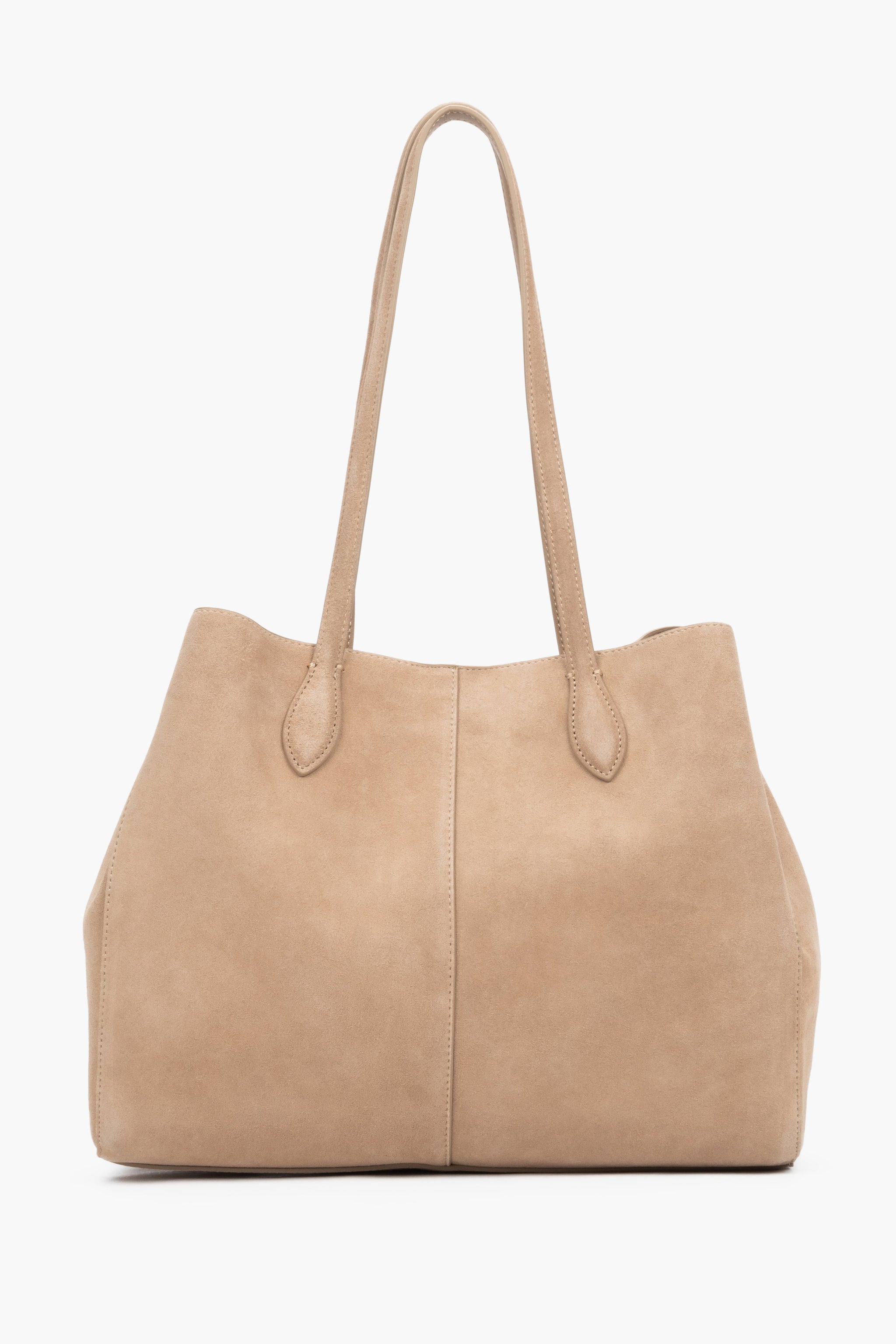 Beige Veloursleder-Shopper-Tasche schräg von vorne mit sichtbarer Innentasche