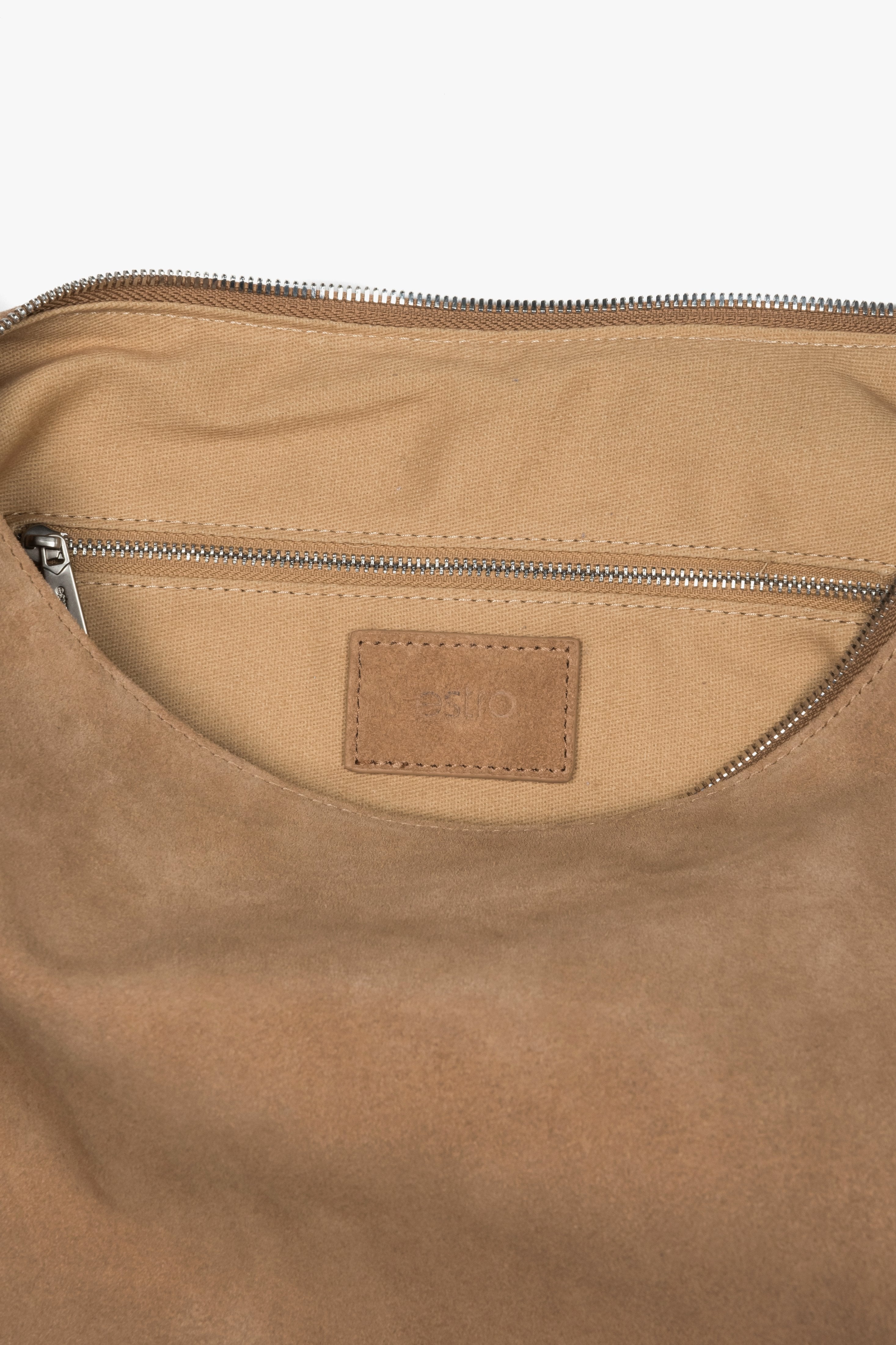 Innenansicht der beigen Velours-Shopper mit Reißverschlussfach und Textilfutter.