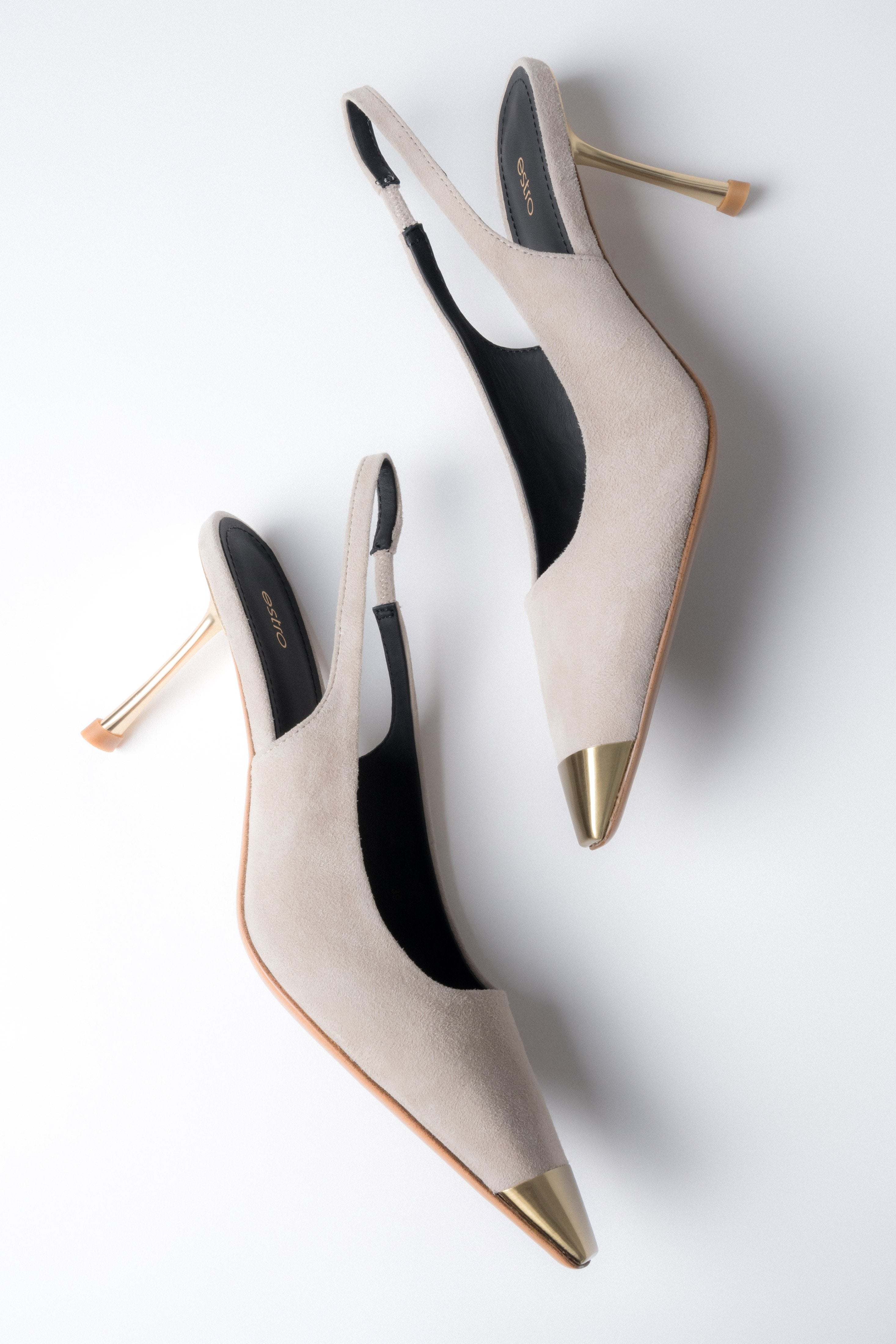 Beige Damen-Slingpumps aus echtem Velours in künstlerischer Ansicht mit goldfarbener Schuhspitze