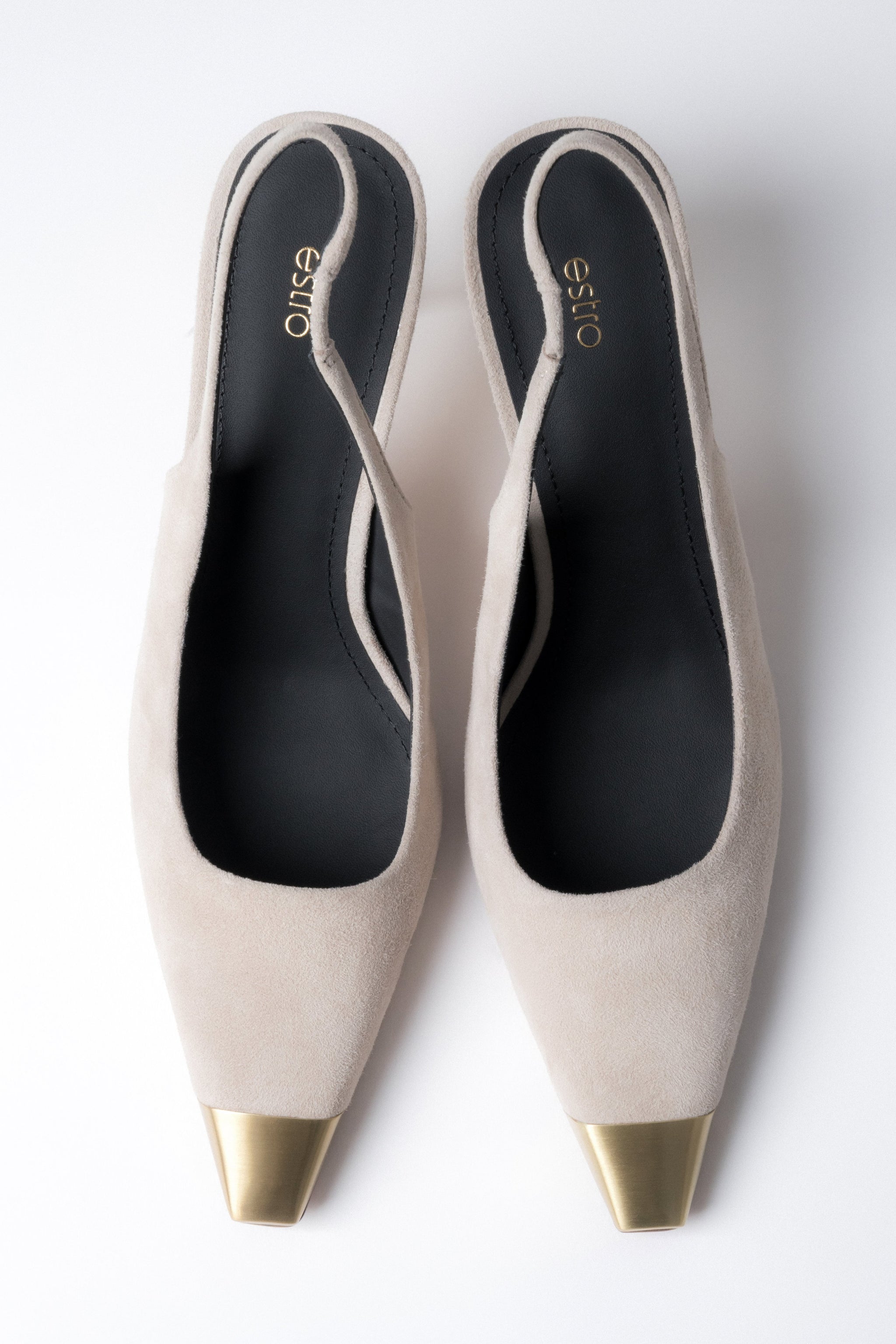 Beige Damen-Slingpumps von oben mit schwarzer Chevreau-Lederdecksohle und goldfarbener Schuhspitze
