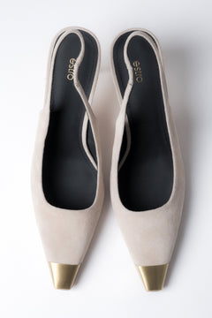Beige Damen-Slingpumps von oben mit schwarzer Chevreau-Lederdecksohle und goldfarbener Schuhspitze
