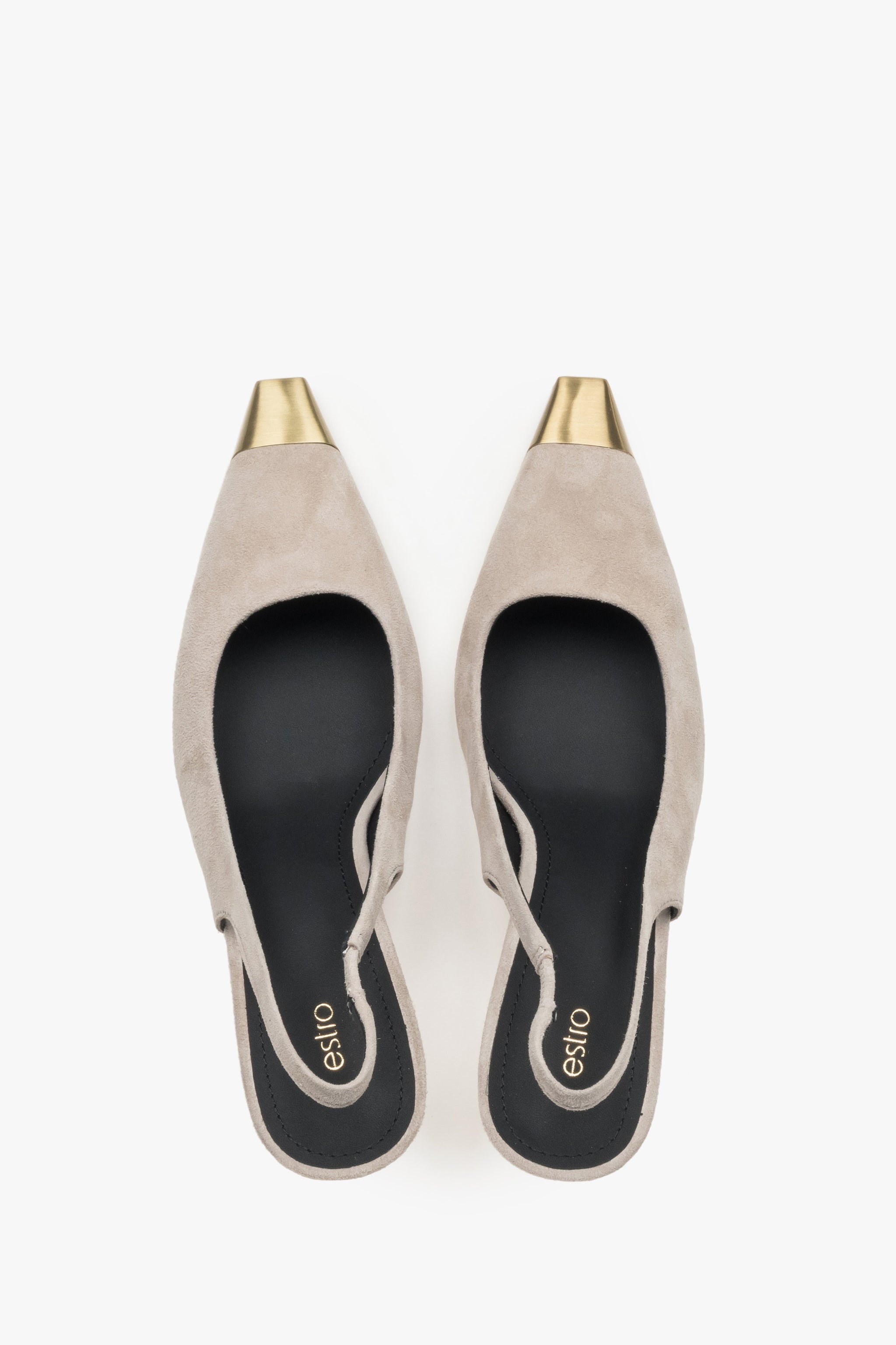 Beige Damen-Slingpumps von oben als Paar mit goldfarbenen Schuhspitzen