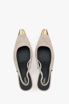 Beige Damen-Slingpumps von oben als Paar mit goldfarbenen Schuhspitzen