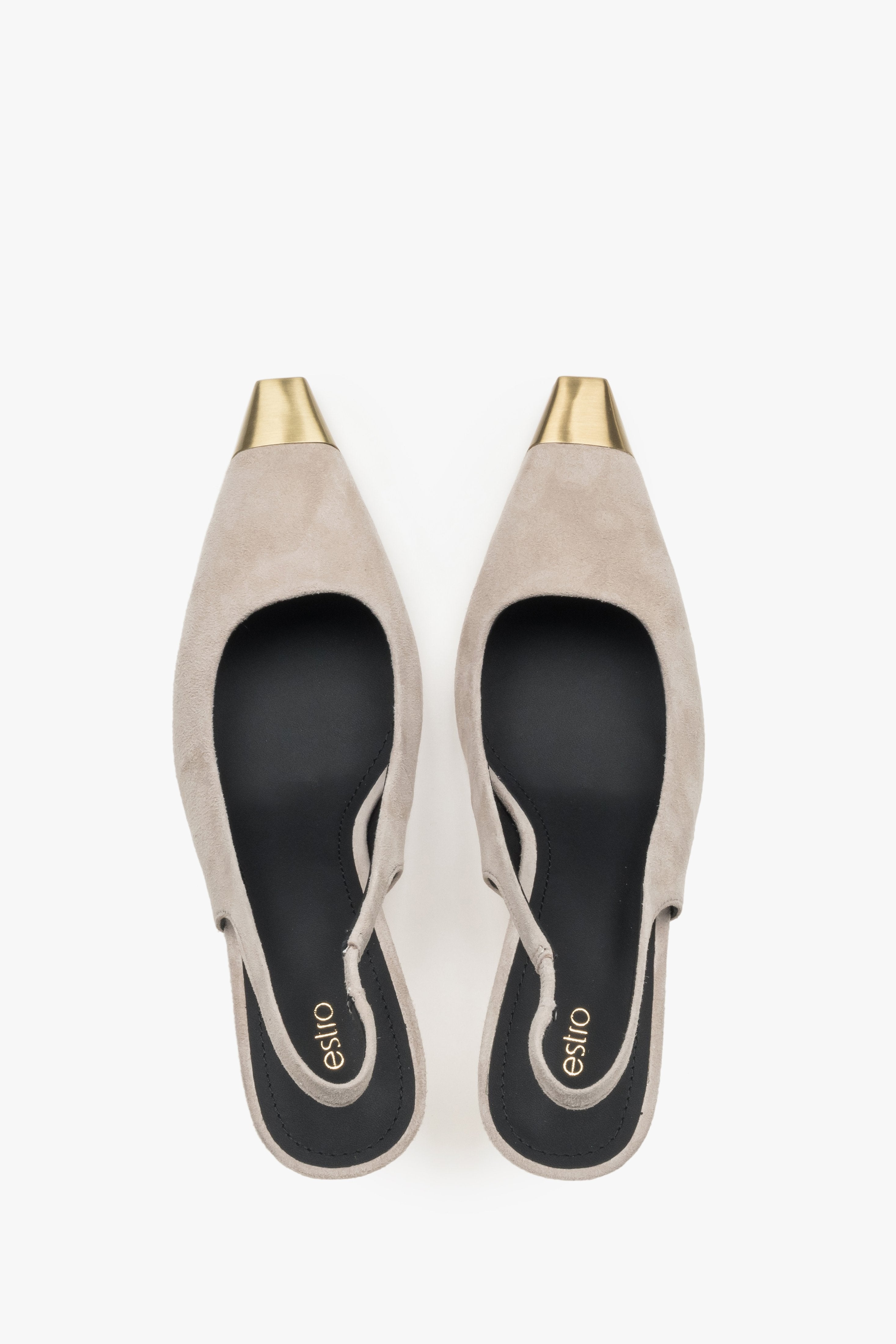 Beige Damen-Slingpumps von oben als Paar mit goldfarbenen Schuhspitzen