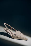 Beige Damen-Slingpumps aus echtem Velours in künstlerischer Ansicht auf dunklem Hintergrund