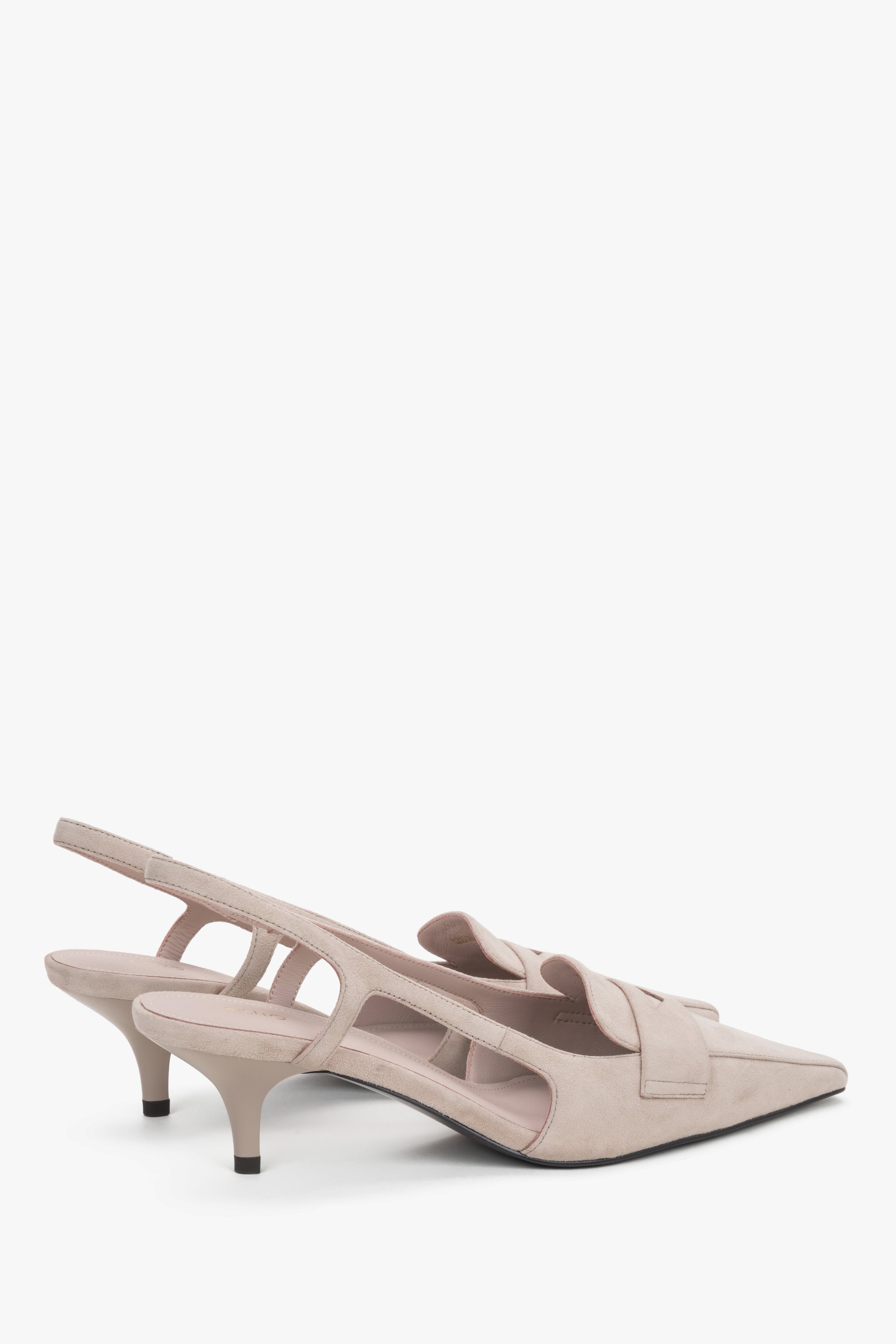 Beige Damen-Slingpumps in seitlicher Ansicht mit spitzer Schuhspitze und Penny-Detail