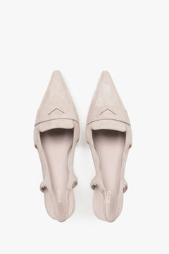 Beige Damen-Slingpumps von oben mit Penny-Applikation und Chevreau-Lederdecksohle