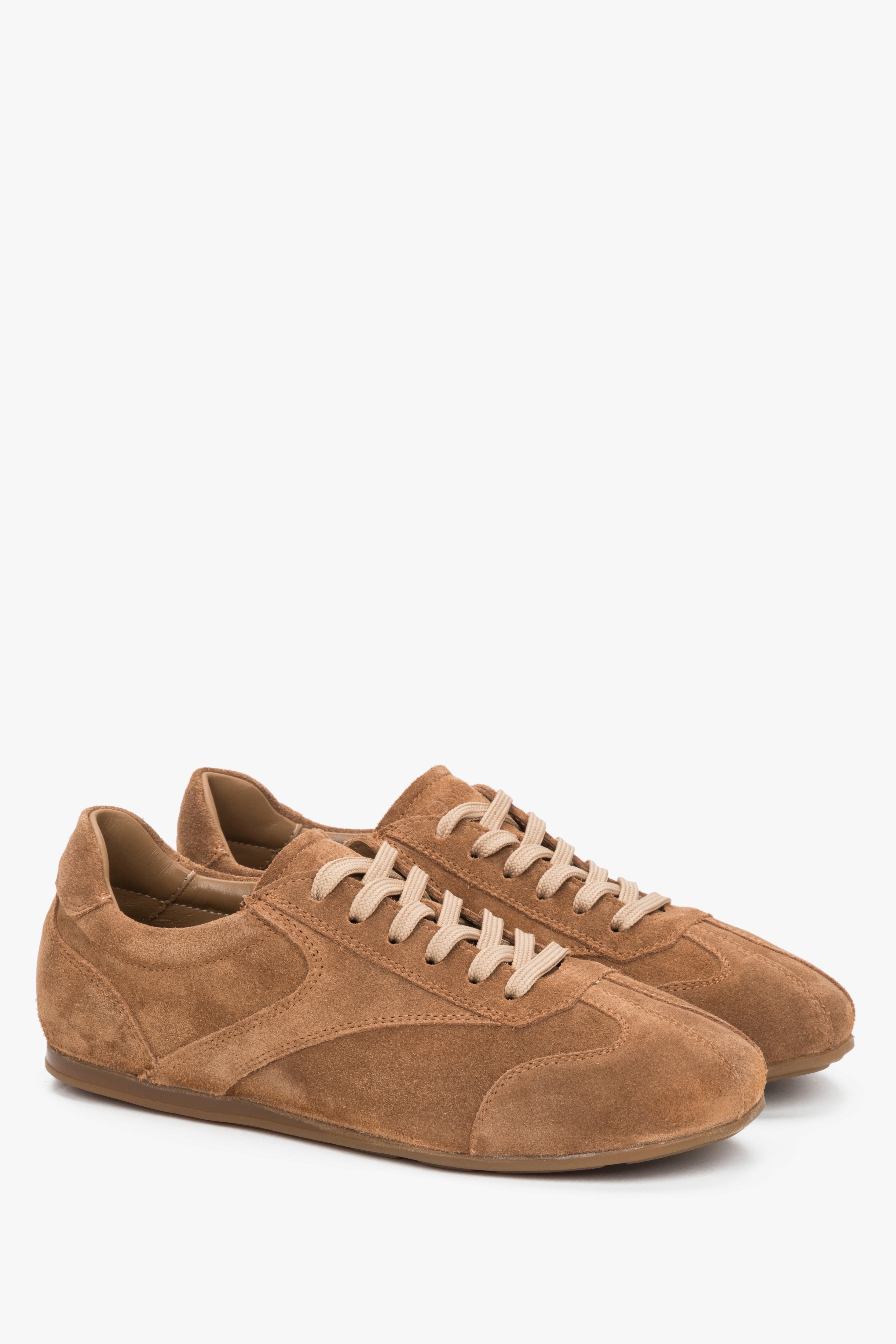 Schräge Seitenansicht der beigen Damen-Sneaker aus italienischem Premium-Velours.