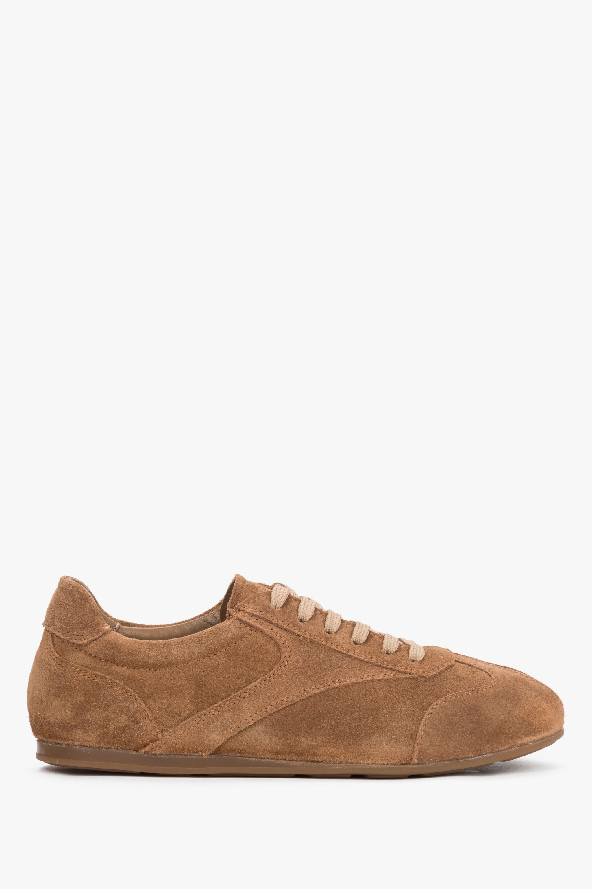 Flaches Seitenprofil der beigen Velours-Sneaker mit flacher Gummisohle.