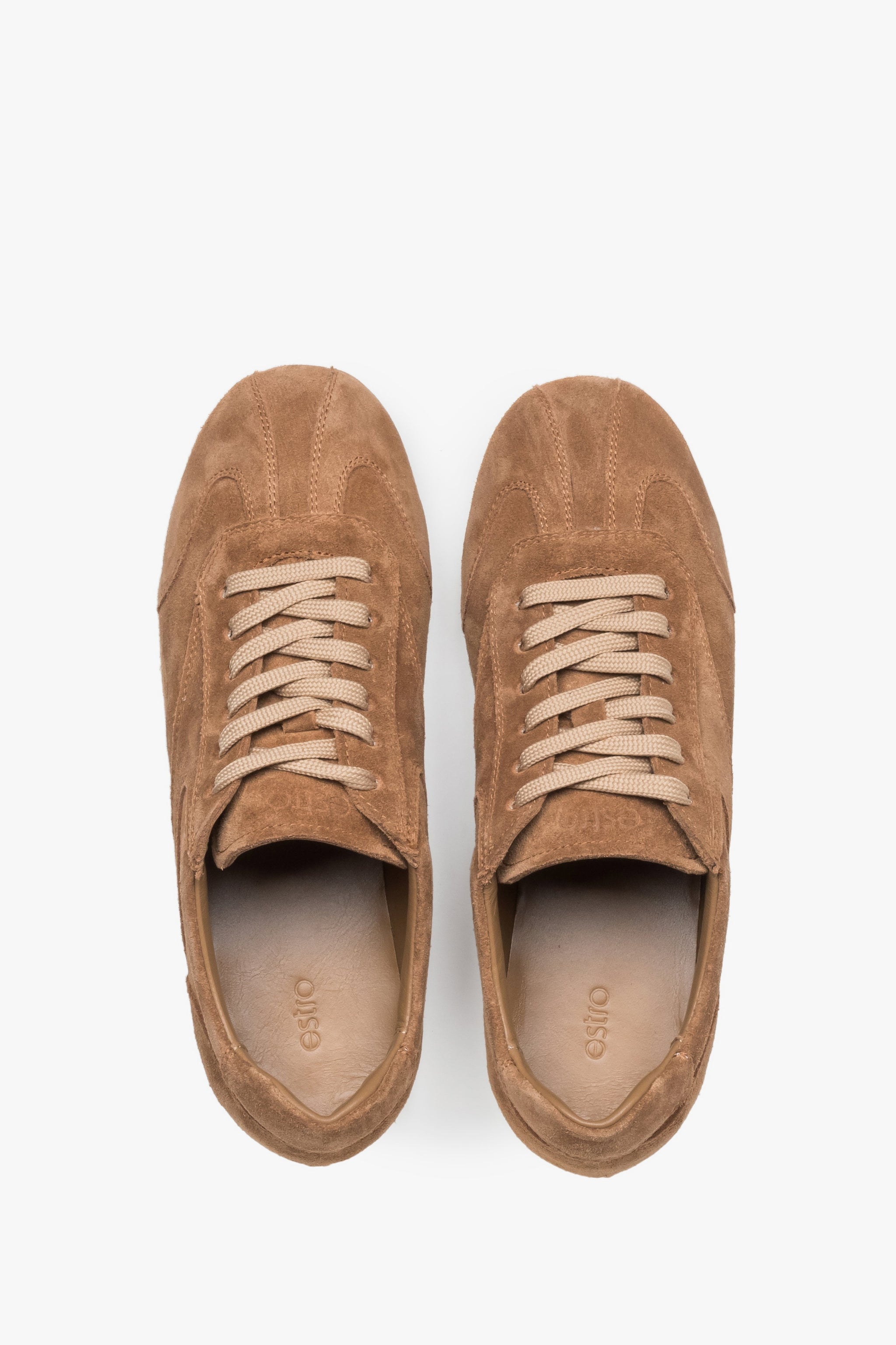 Draufsicht auf das Paar beiger Damen-Sneaker aus Naturvelours.