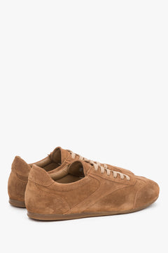 Rückansicht der beigen Damen-Sneaker mit verstärkter Fersenkappe.