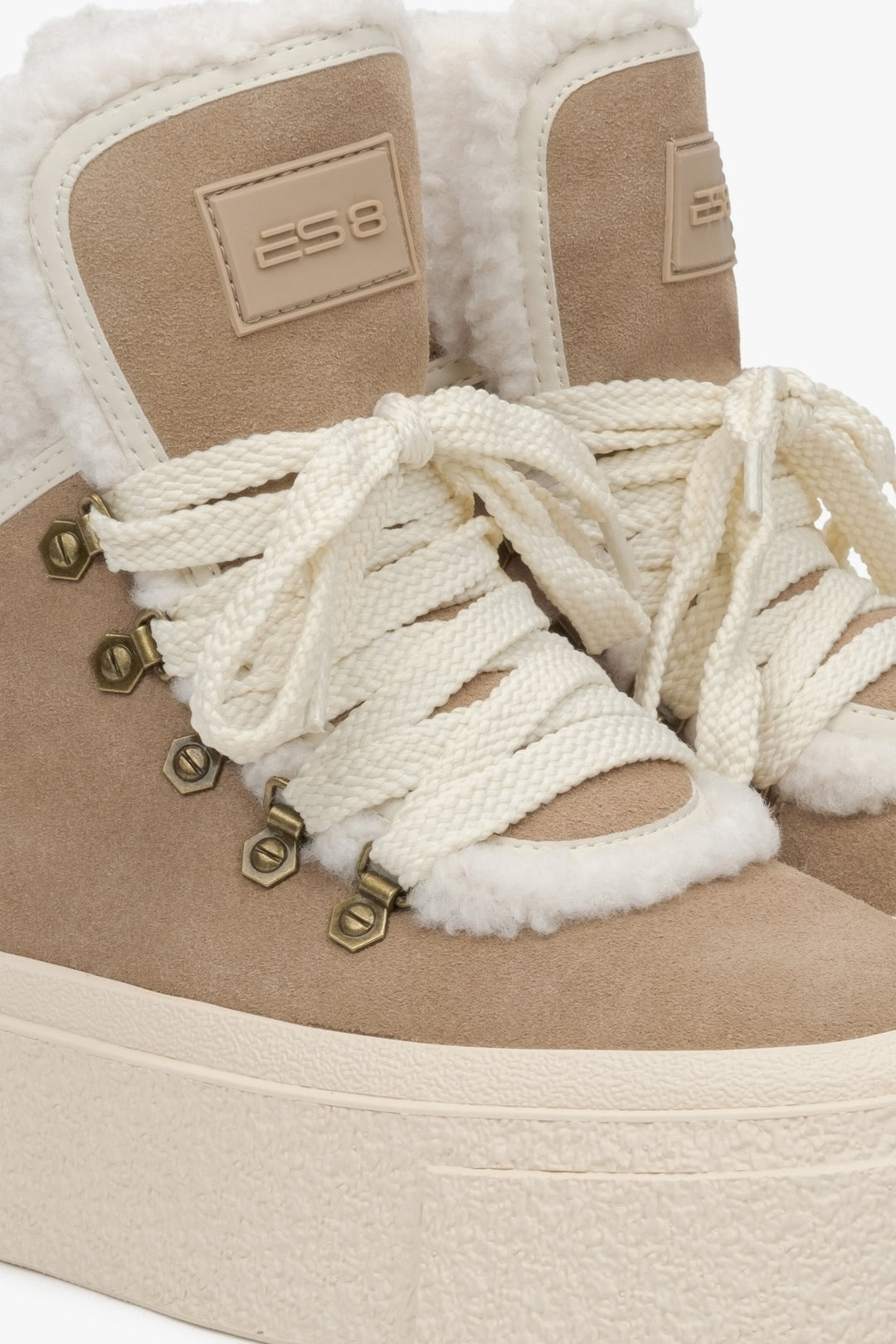 Beige Damenstiefeletten aus Velours, ES8 – Nahaufnahme der Details.