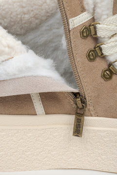 Damen-Winterstiefeletten aus beigem Naturvelours mit Fellfutter, ES8 – Nahaufnahme des Futters.