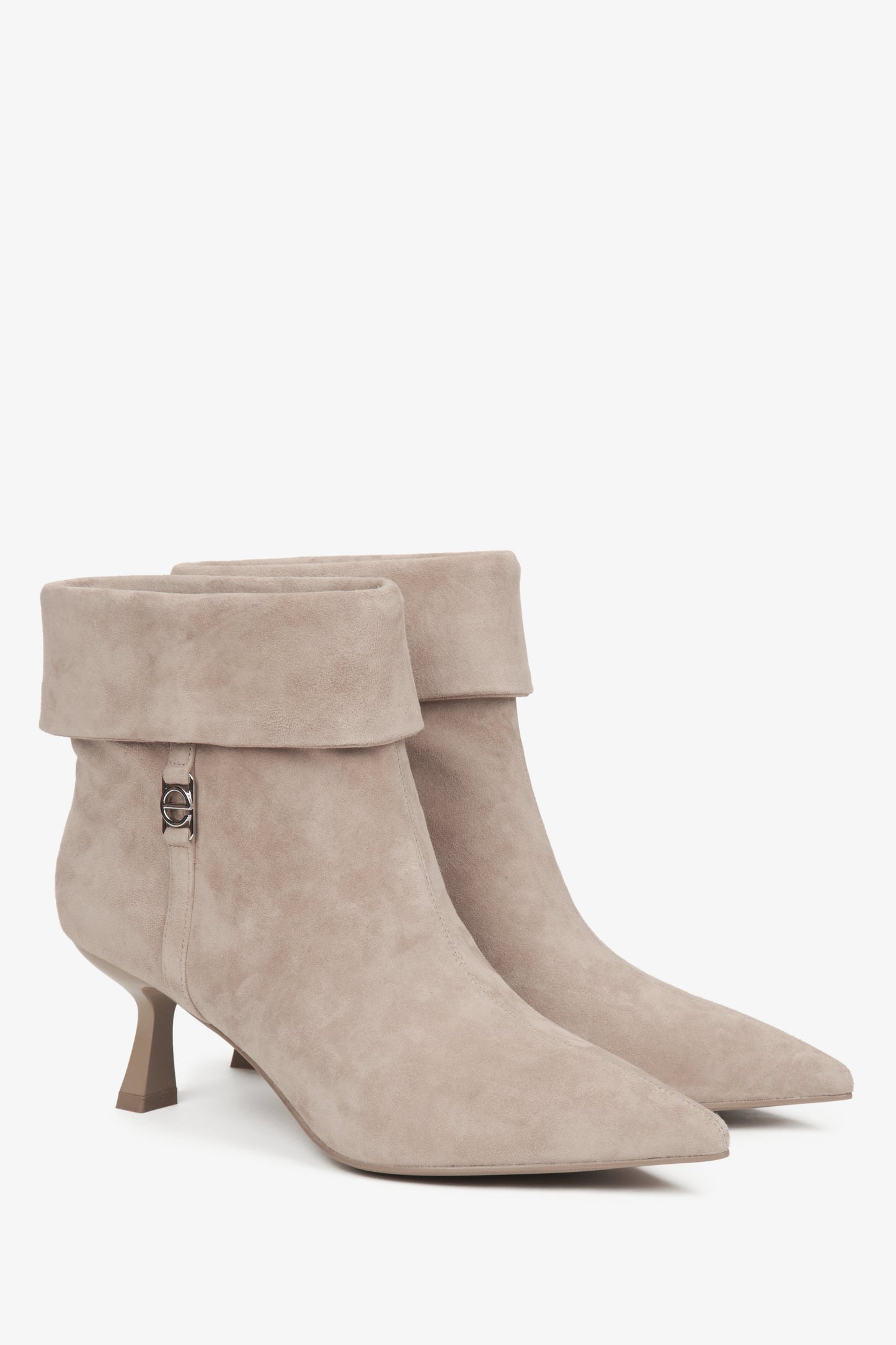 Damen-Boots in Beige von Estro aus Velours mit niedrigem Absatz.