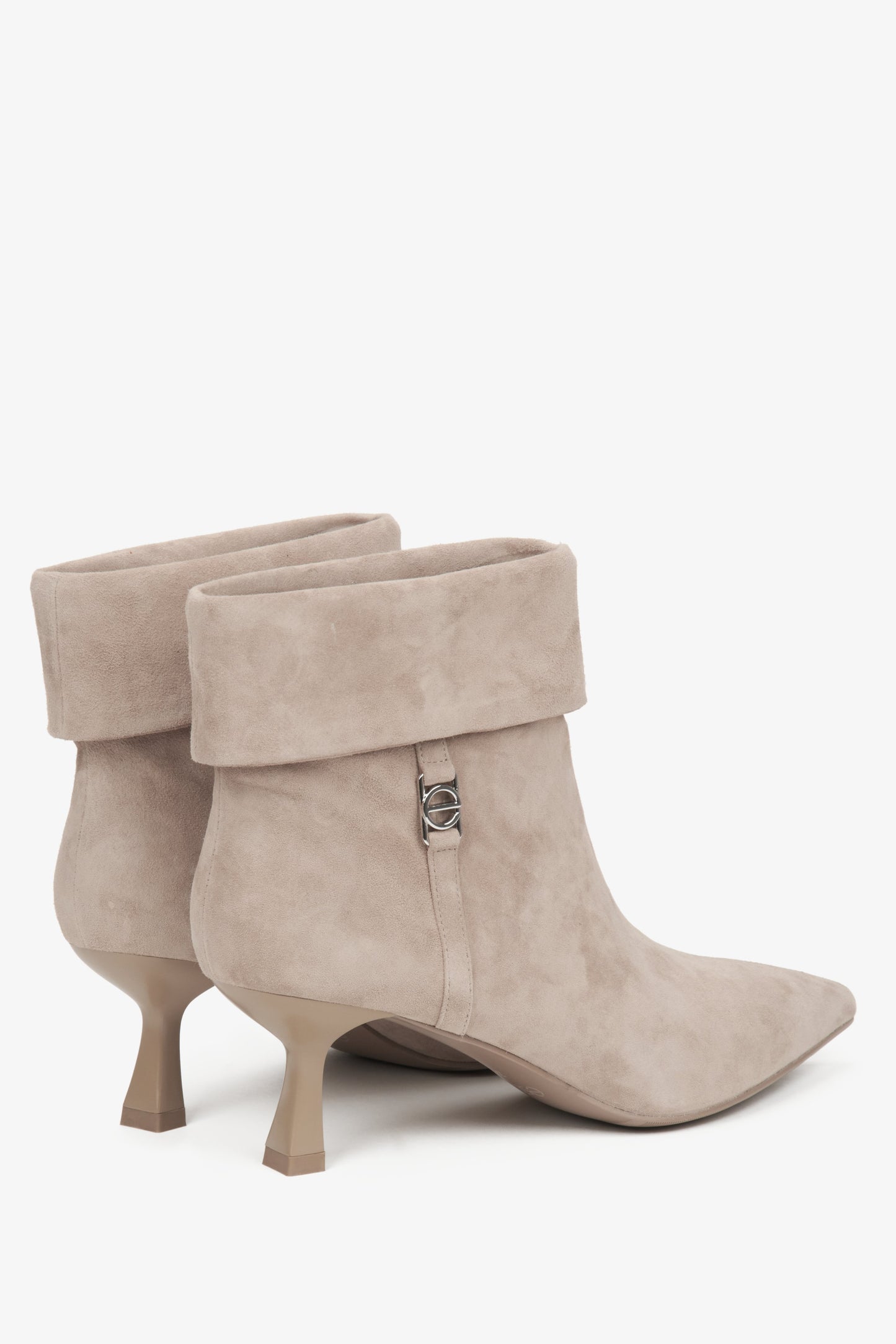 Damen-Booties in Beige aus weichem Velours mit niedrigem Absatz, gefertigt von Estro.