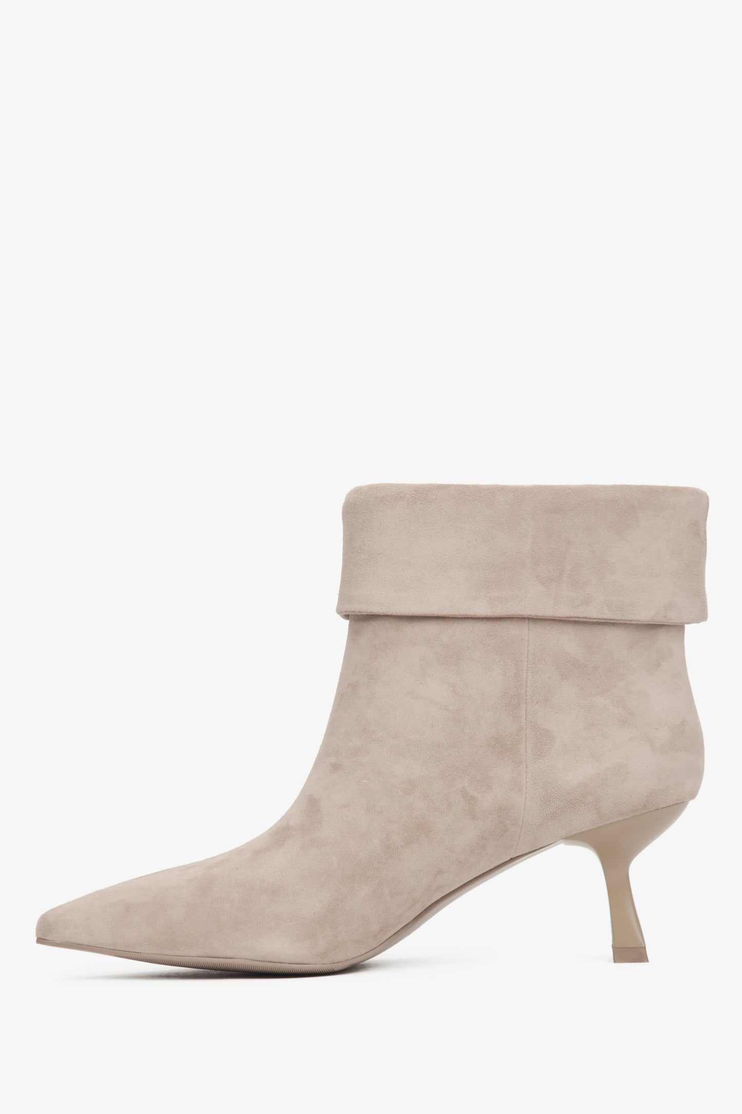 Damen-Stiefeletten von Estro aus beigem Velours mit stilvollem flachem Absatz – Schuhseitenansicht.