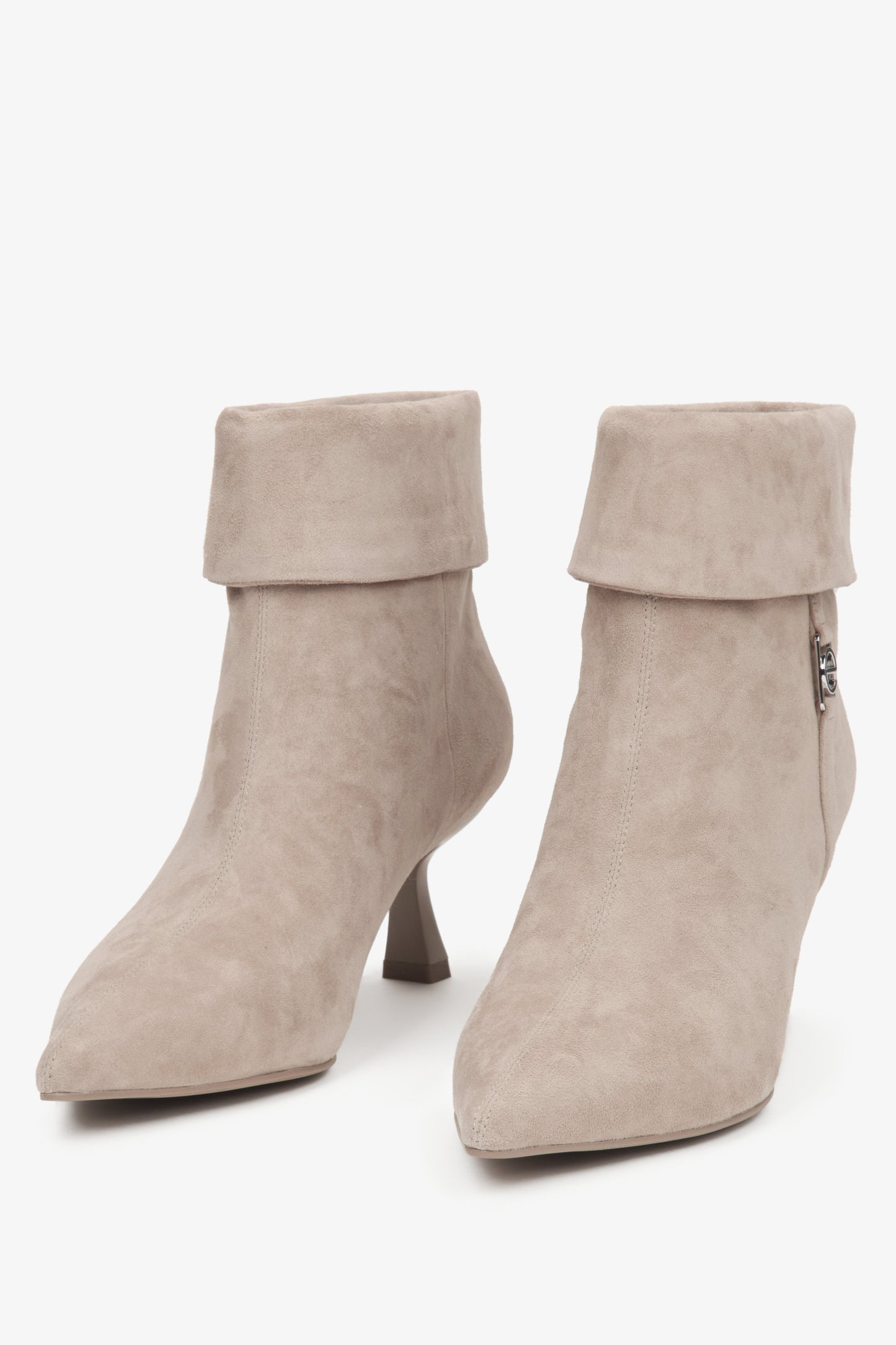 Beige Velours-Stiefeletten für Damen mit niedrigem Absatz von Estro.