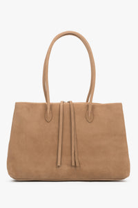 Frontalansicht der geräumigen beigen Damen-Tote-Bag aus Velours.