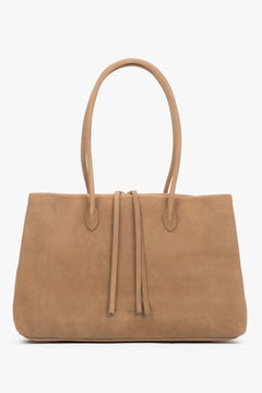 Frontalansicht der geräumigen beigen Damen-Tote-Bag aus Velours.