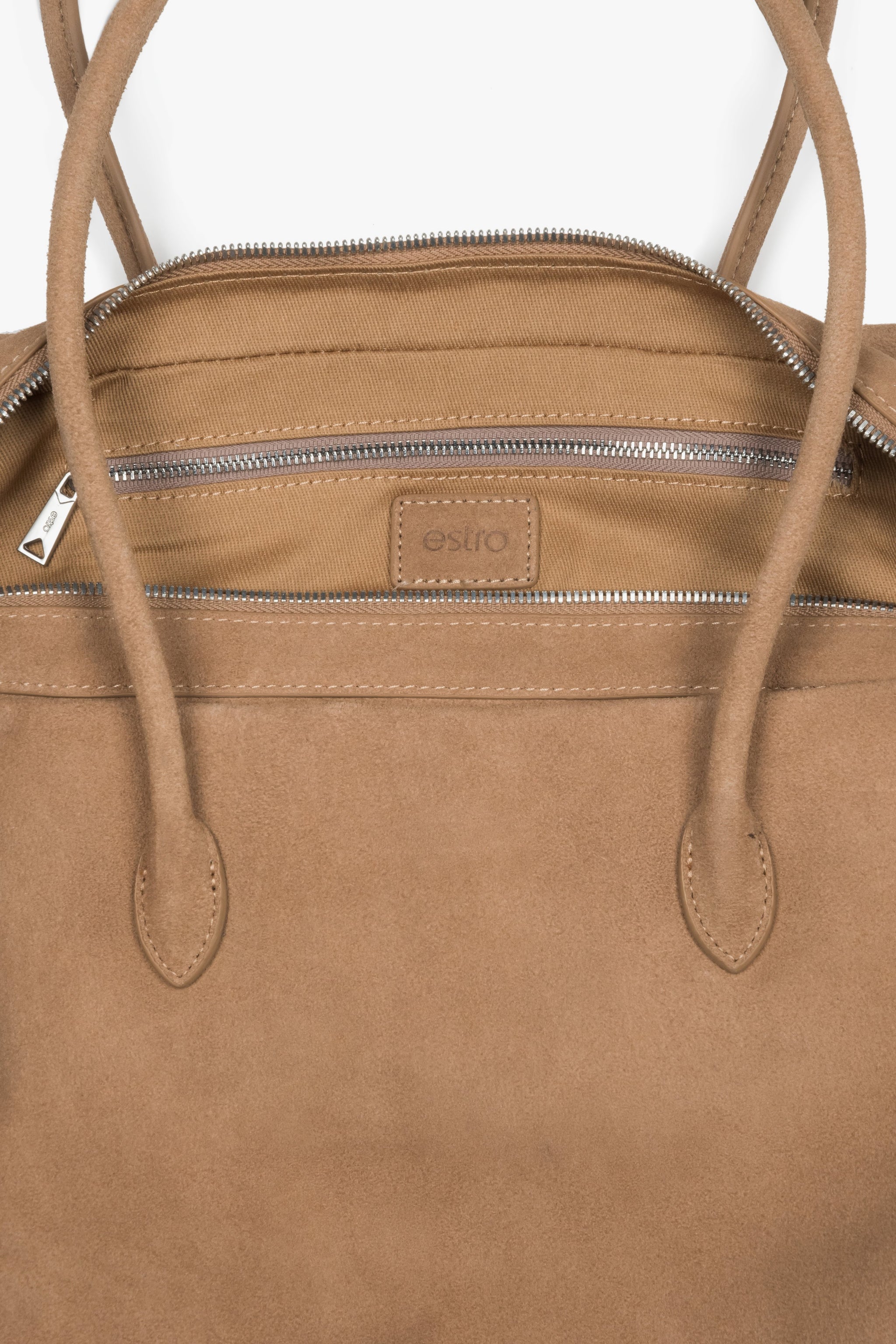 Innenansicht der beigen Velours-Tasche mit drei Fächern und Textilfutter.