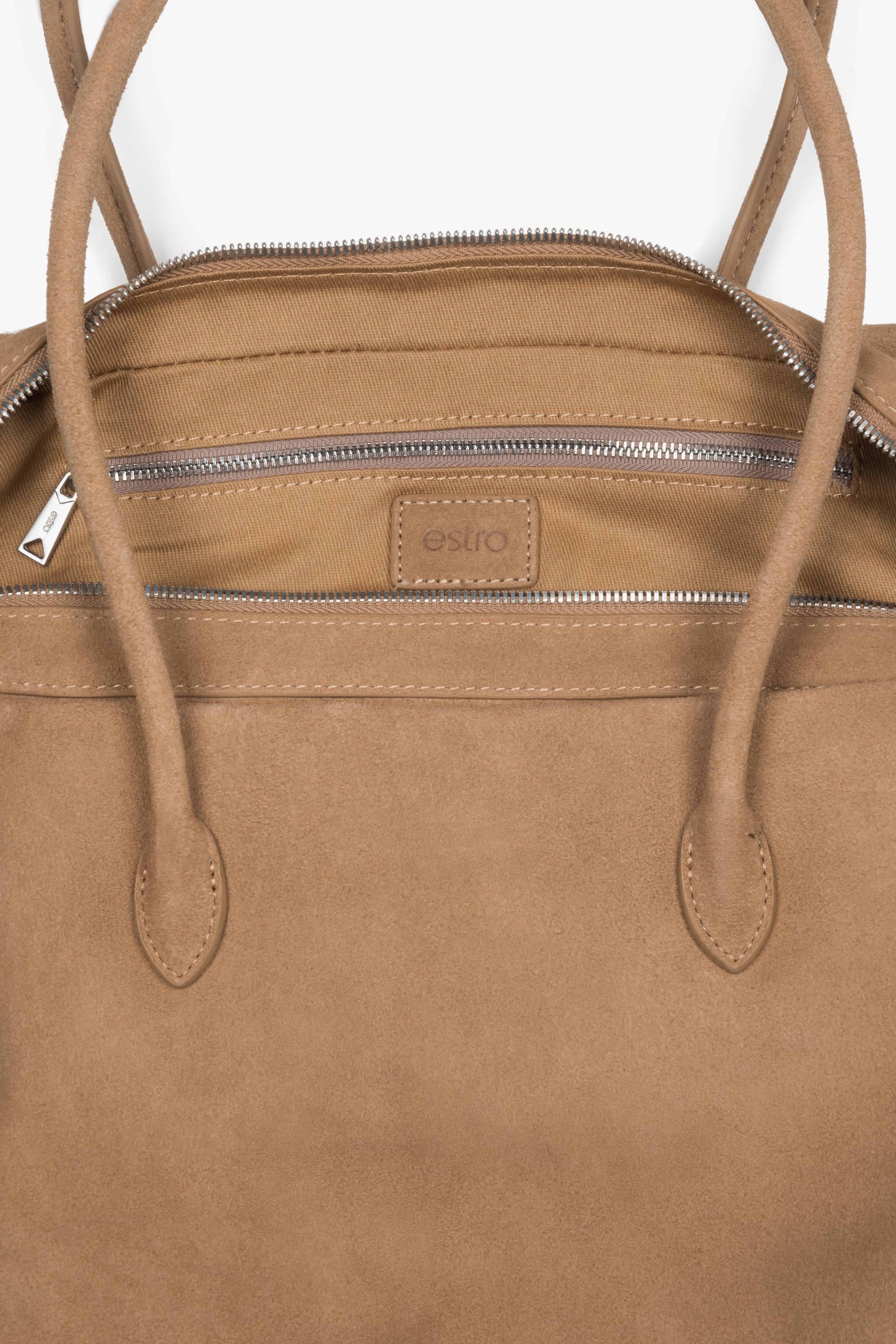 Innenansicht der beigen Velours-Tasche mit drei Fächern und Textilfutter.