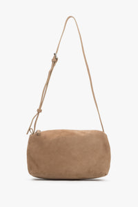 Frontalansicht der beigen Damen-Umhängetasche aus weichem Velours mit langem Riemen.