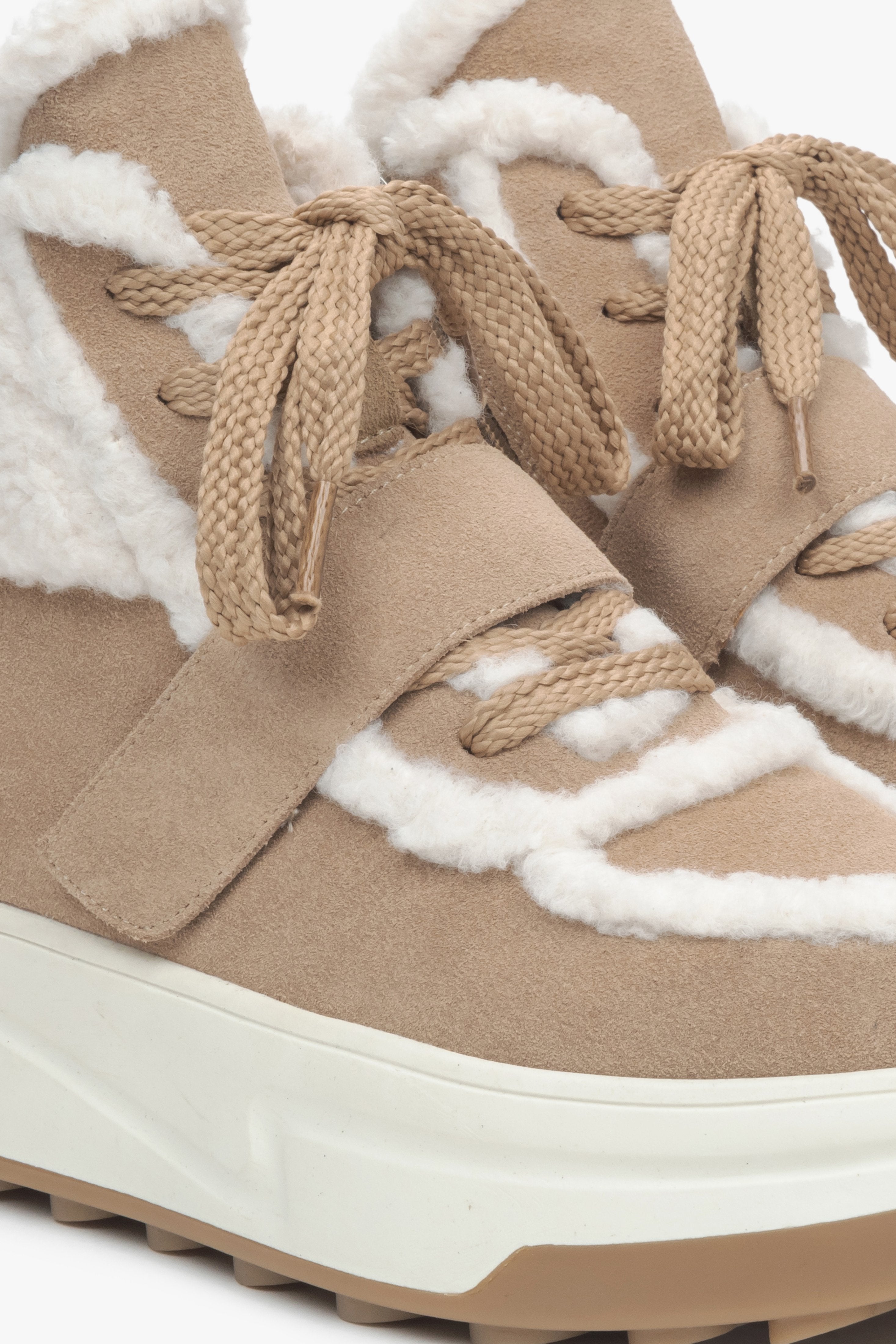 Damen-Winterstiefeletten in Beige aus Velours mit weichem Wollfutter von Estro – Details.