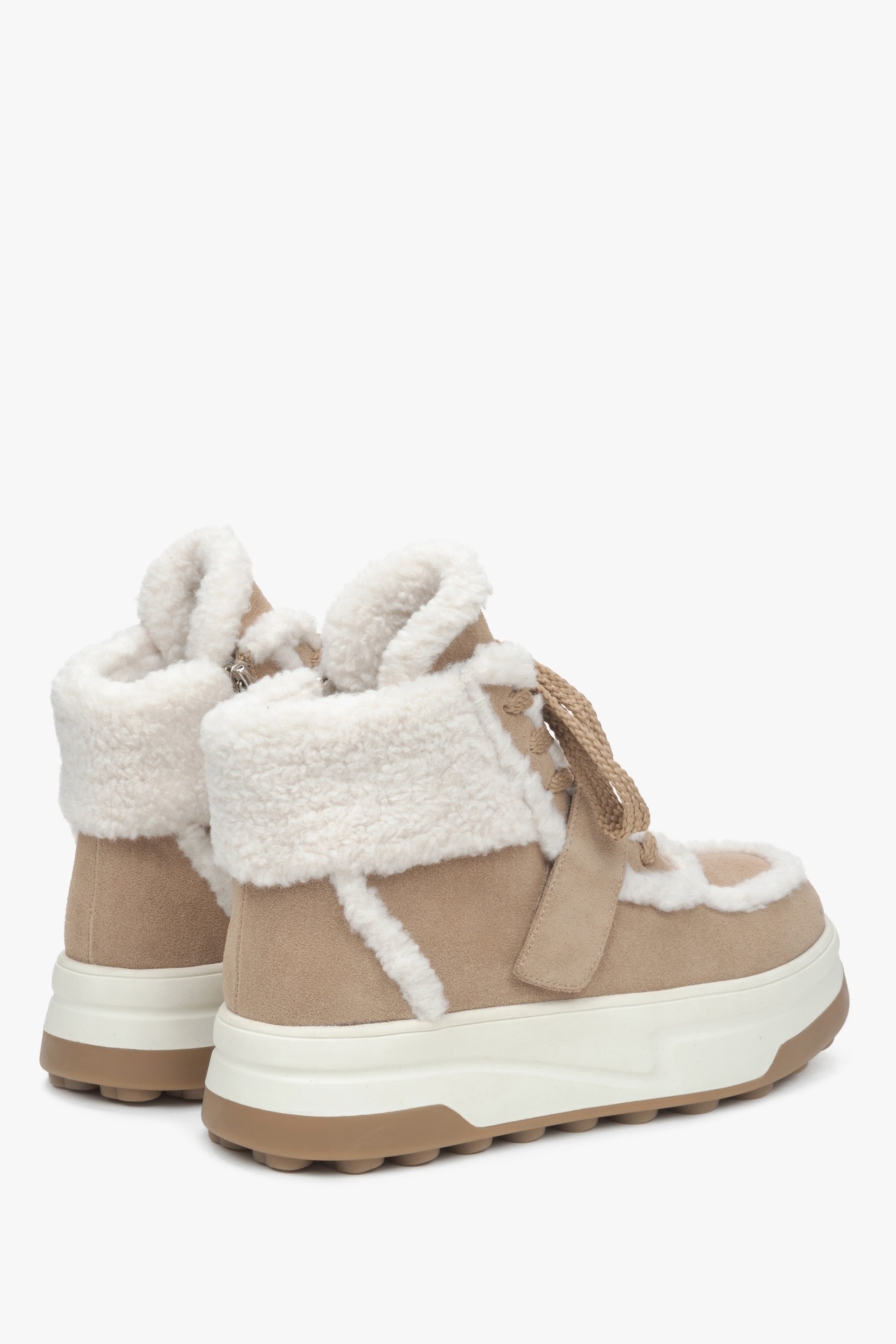 Damen-Winterstiefeletten in Beige aus Velours mit warmem Wollfutter von Estro – Fersenansicht des Schuhs.