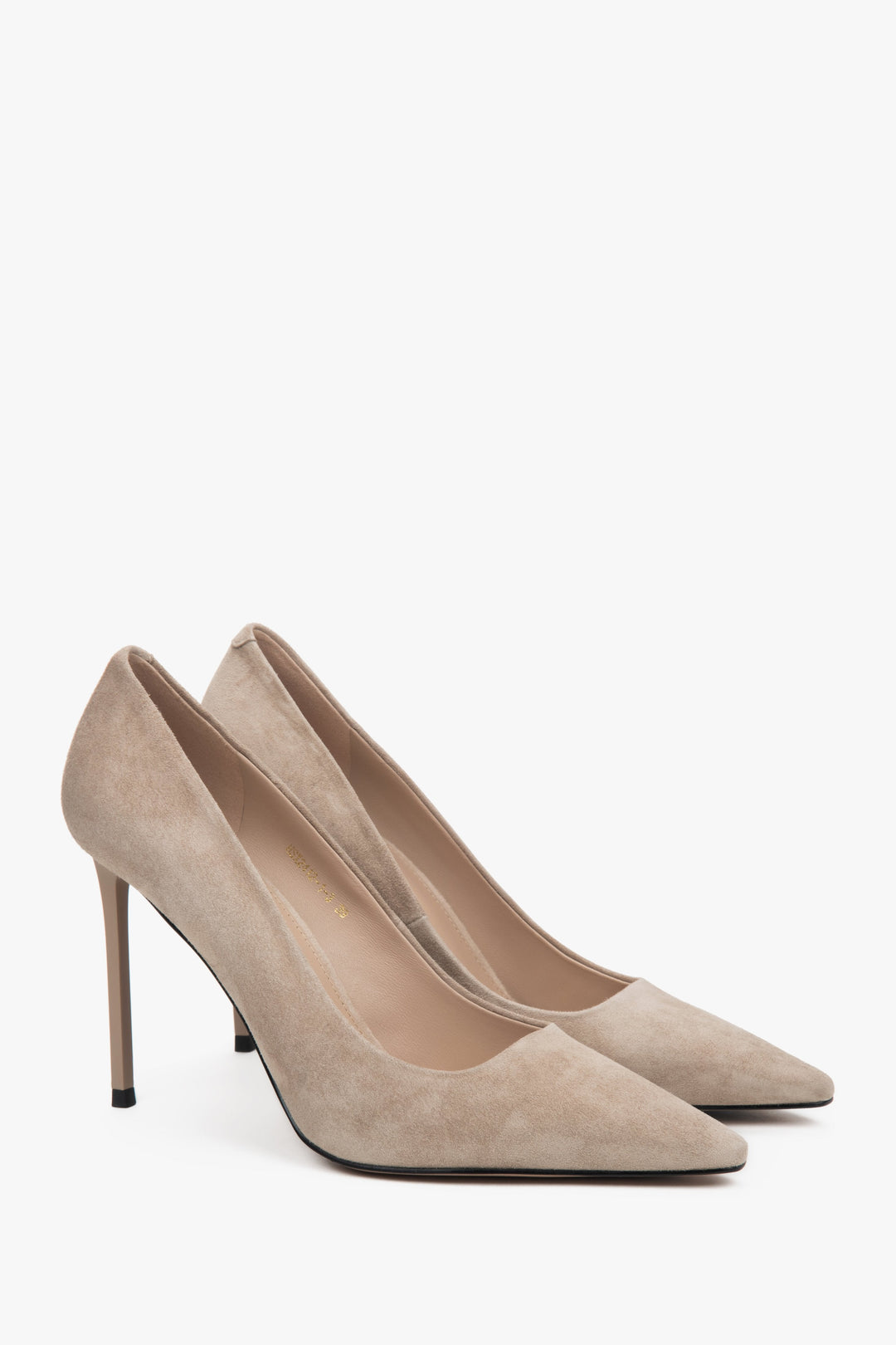 Seitliche Ansicht der Velourpumps in Beige Estro ER00117234