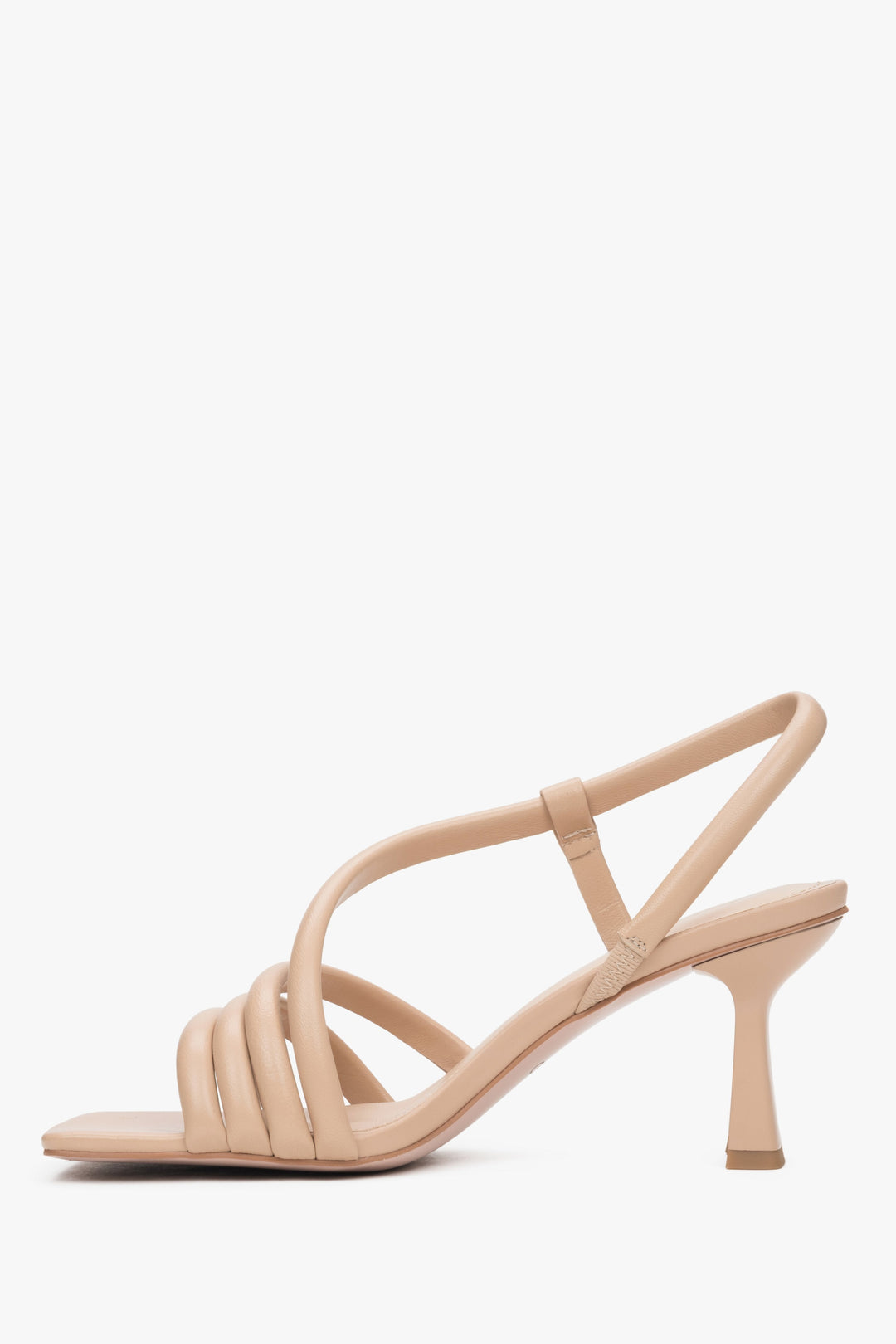 Seitenansicht der beige Estro Sandalen mit Blockabsatz – Estro ER00117095