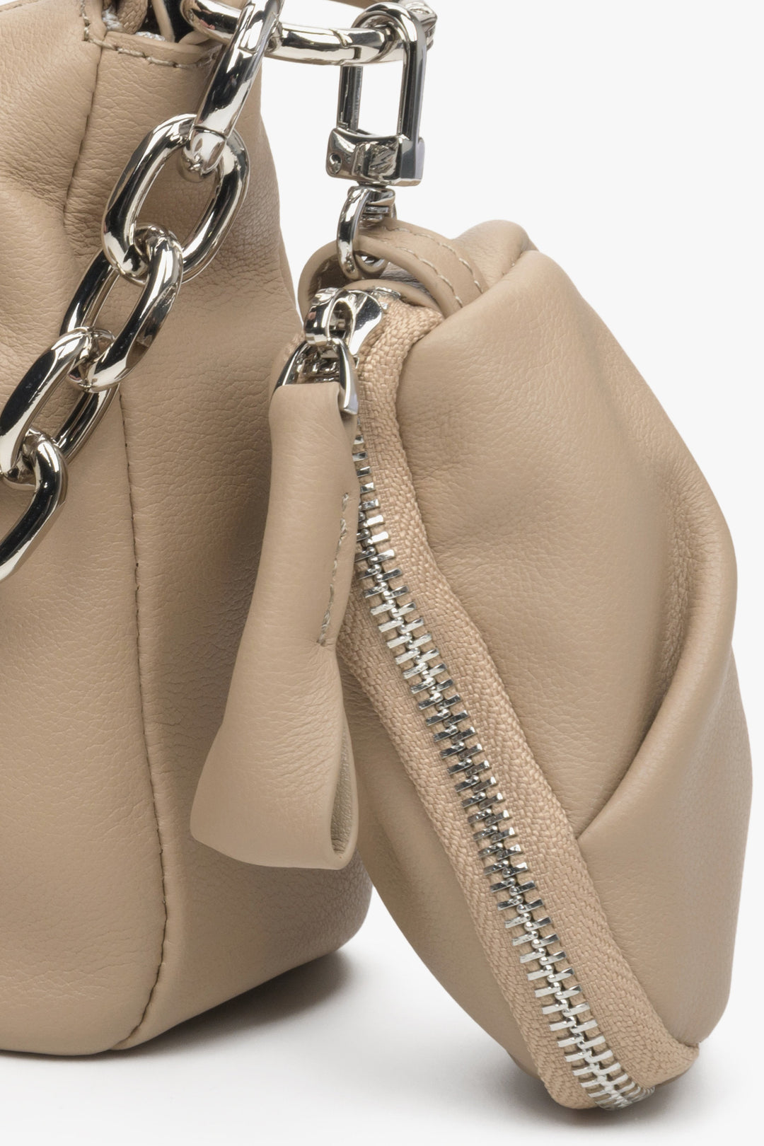 Kleine, stylische Damentasche in Beige aus echtem Leder mit Kettenriemen – Nahaufnahme des zusätzlichen Täschchens.
