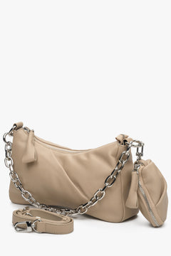 Beige Ledertasche für Damen von Estro mit elegantem Kettenriemen.