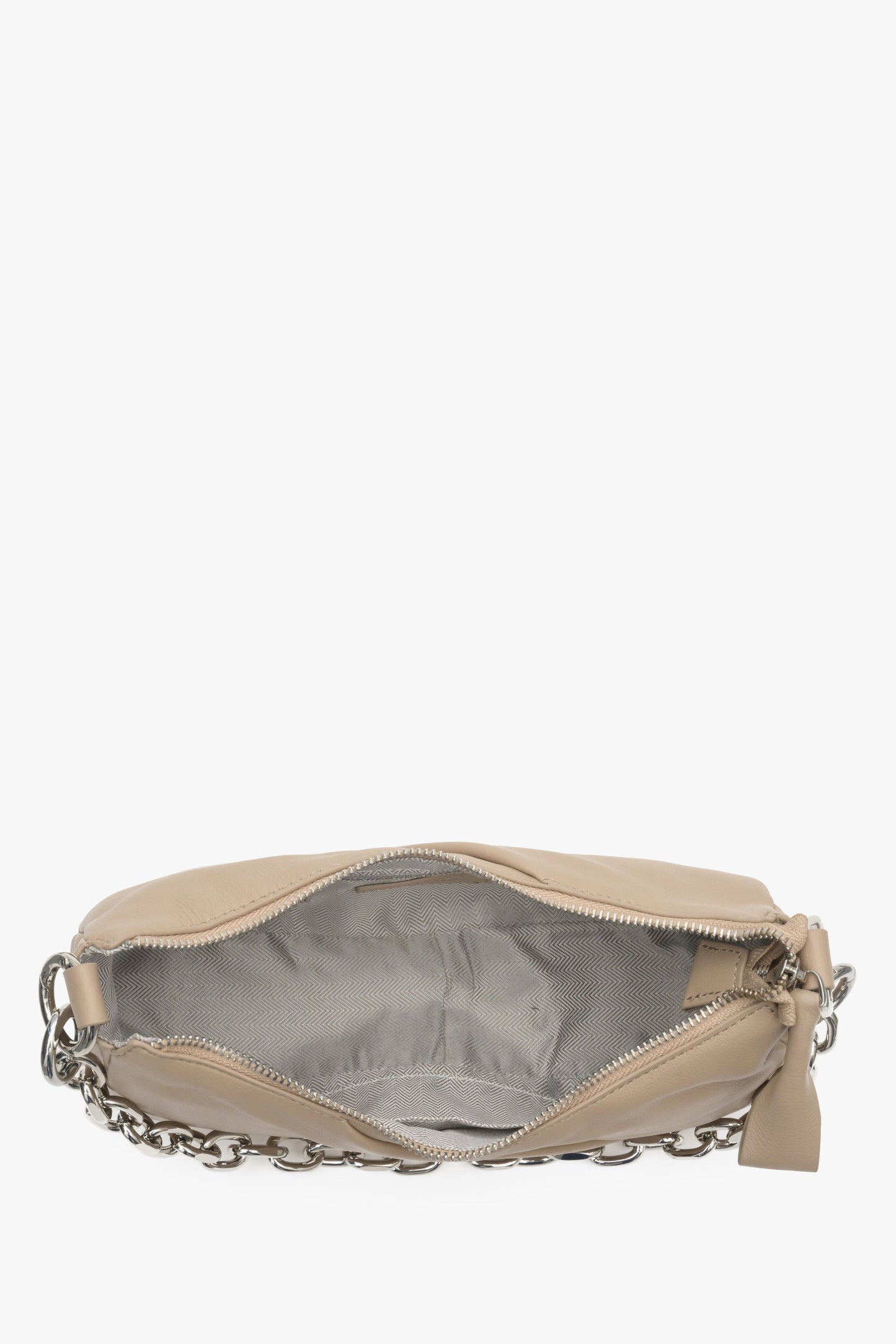 Kleine, handliche Schultertasche für Damen in Beige aus echtem Leder von Estro – Nahaufnahme des Innenraums des Modells.
