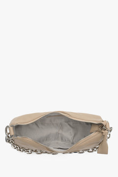 Kleine, handliche Schultertasche für Damen in Beige aus echtem Leder von Estro – Nahaufnahme des Innenraums des Modells.
